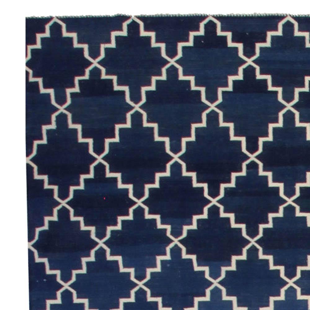 Moderne Tapis indien moderne Dhurrie bleu et blanc en coton fait à la main par Doris Leslie Blau en vente