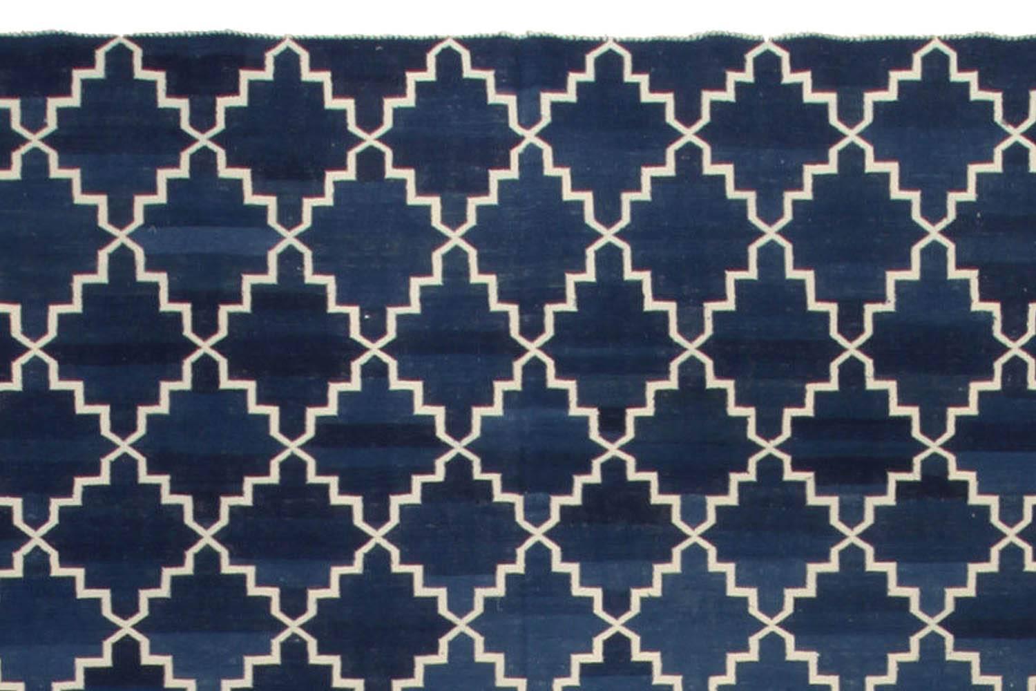 Indien Tapis indien moderne Dhurrie bleu et blanc en coton fait à la main par Doris Leslie Blau en vente
