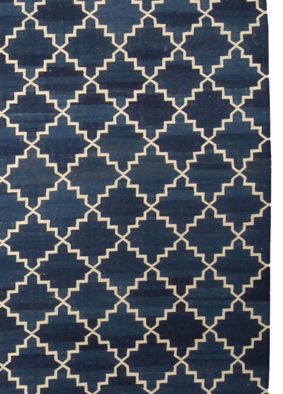 Tissé à la main Tapis indien moderne Dhurrie bleu et blanc en coton fait à la main par Doris Leslie Blau en vente