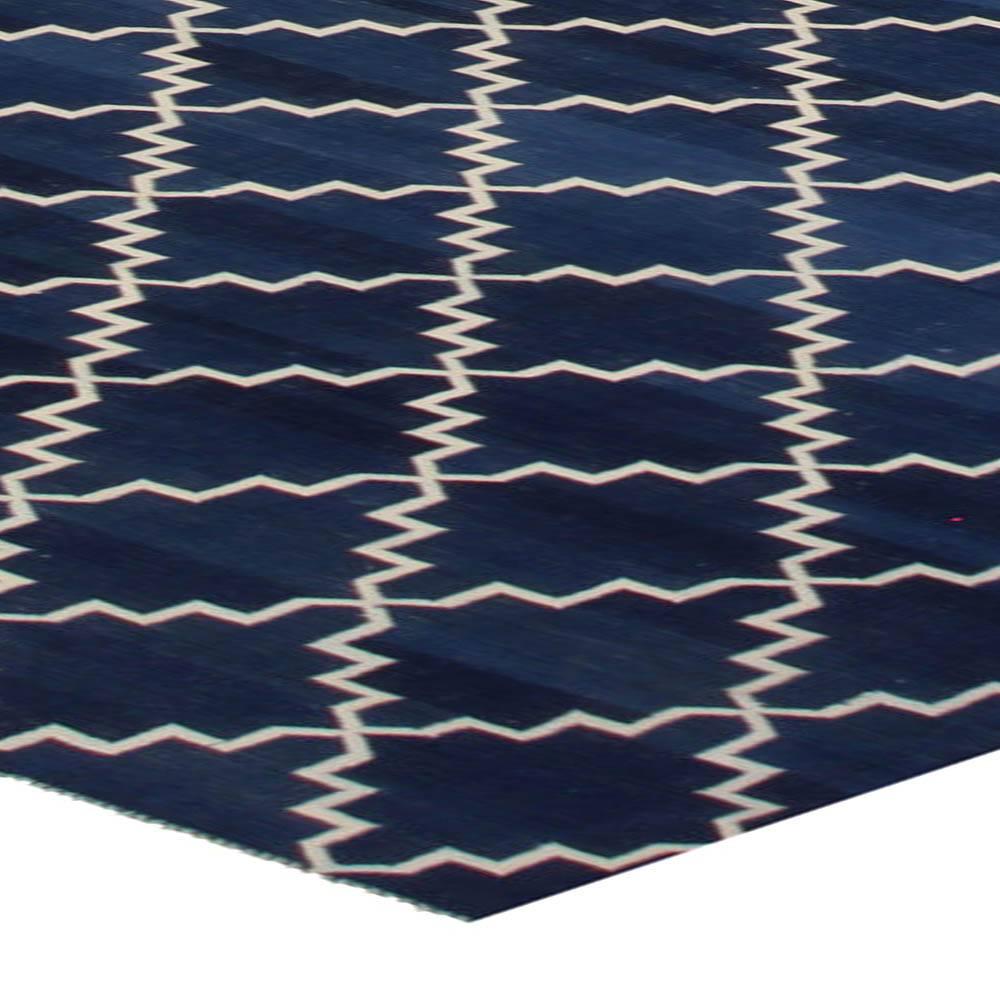 Tapis indien moderne Dhurrie bleu et blanc en coton fait à la main par Doris Leslie Blau Neuf - En vente à New York, NY