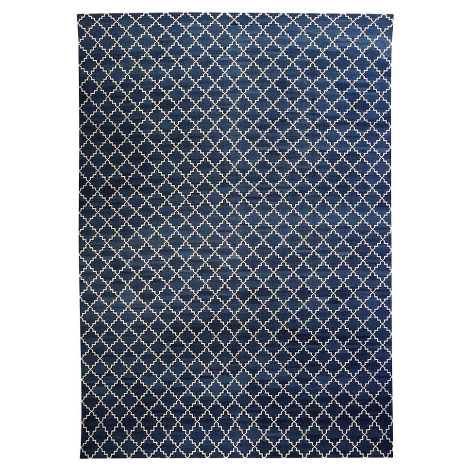 Moderner indischer Dhurrie-Teppich aus blauer und weißer Baumwolle von Doris Leslie Blau