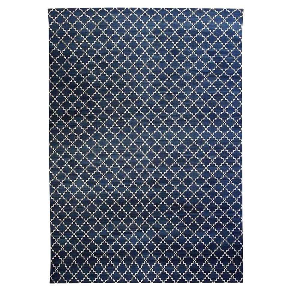 Alfombra india moderna Dhurrie azul y blanca de algodón hecha a mano por Doris Leslie Blau