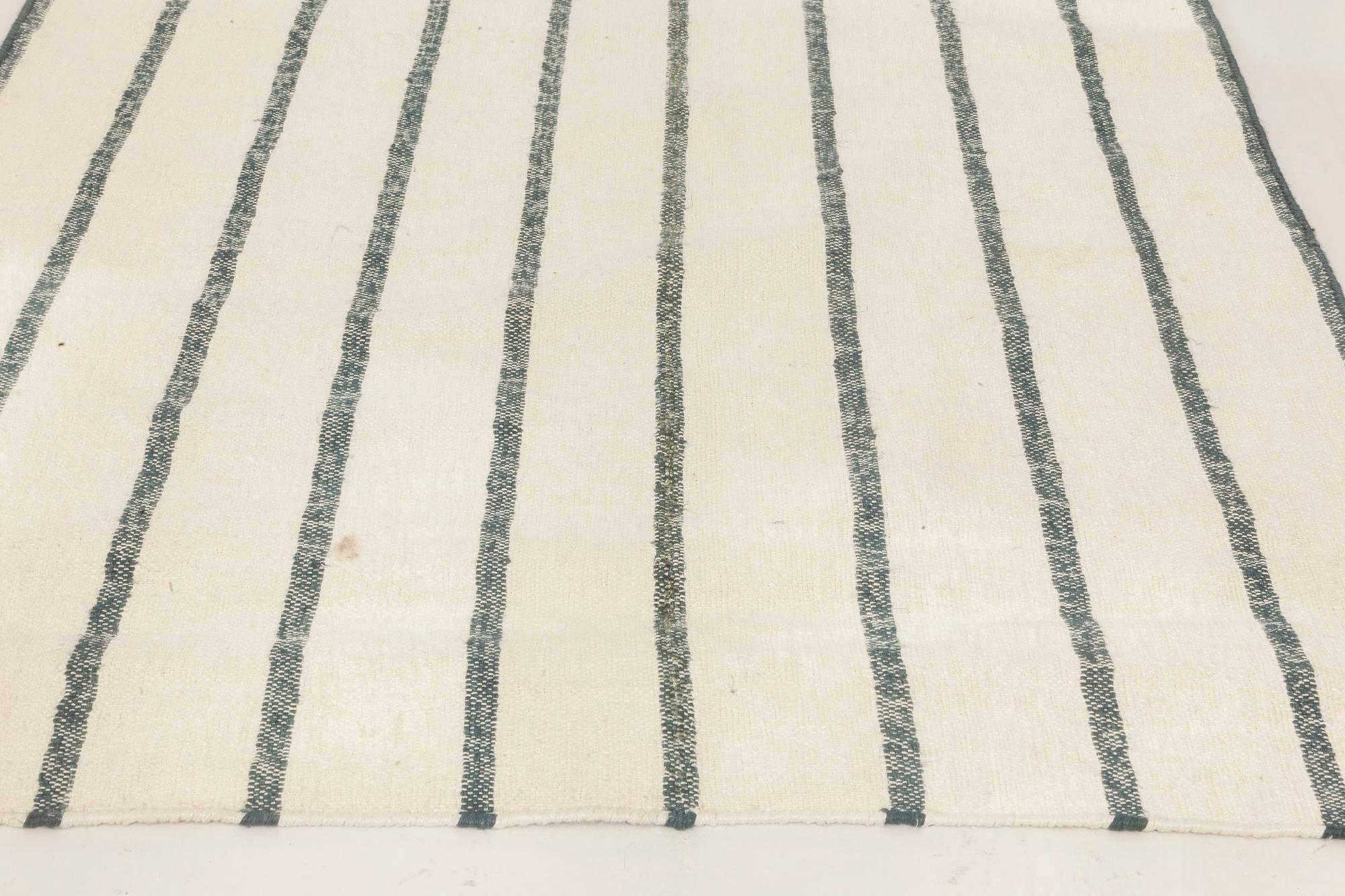 Corredor indio moderno Dhurrie de rayas blancas y azules de Doris Leslie Blau.
Tamaño: 99 × 434 cm (3,3