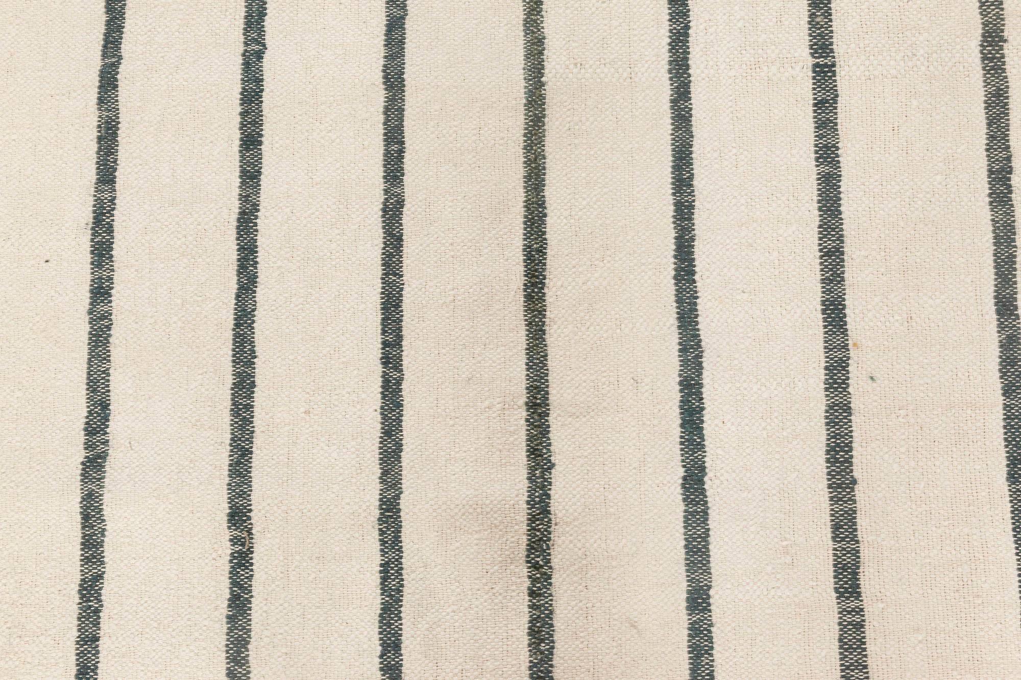 Camino de Mesa Indio Moderno Dhurrie Blanco y Azul a Rayas de Doris Leslie Blau en Nuevo estado para la venta en New York, NY