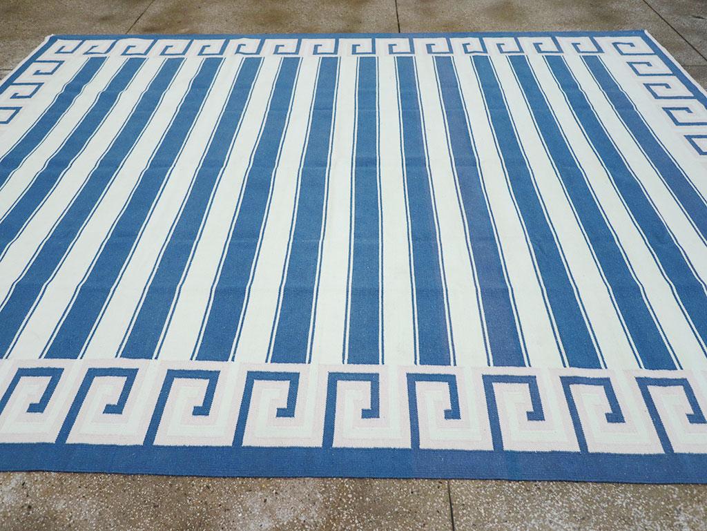 Modern Indian Flatweave Dhurrie Room Size Carpet In New Condition For Sale In New York, NY