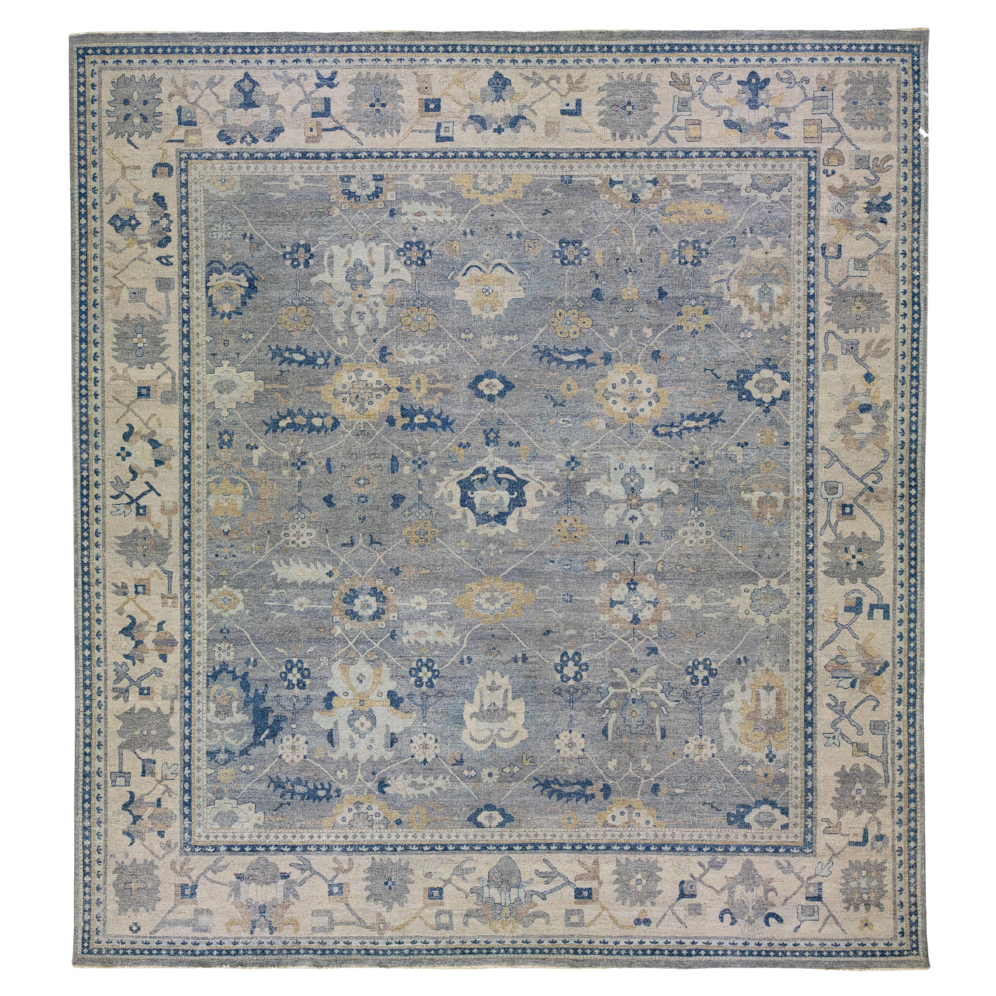 Tapis moderne indien en laine grise fait  la main avec motif floral par Apadana