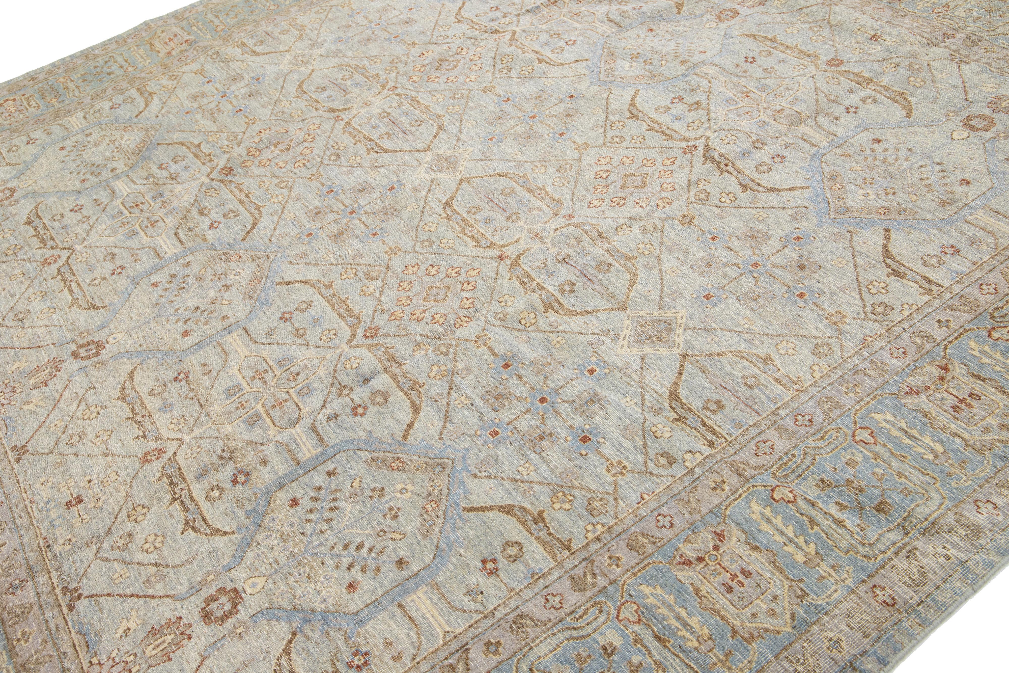 Moderner indischer handgefertigter geometrischer Teppich aus Wolle in Hellgrau von Apadana (Indisch) im Angebot