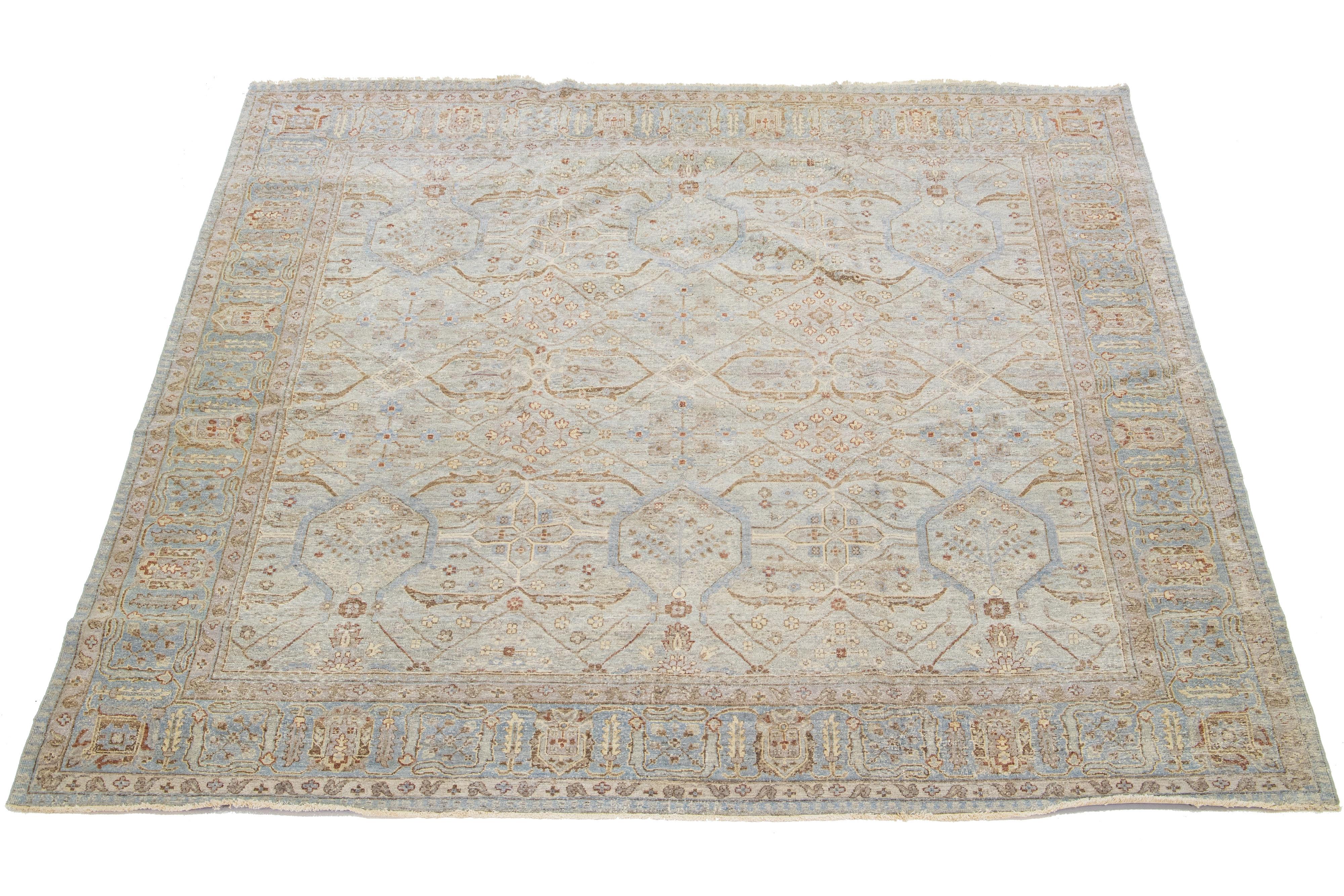 Moderner indischer handgefertigter geometrischer Teppich aus Wolle in Hellgrau von Apadana (Handgeknüpft) im Angebot