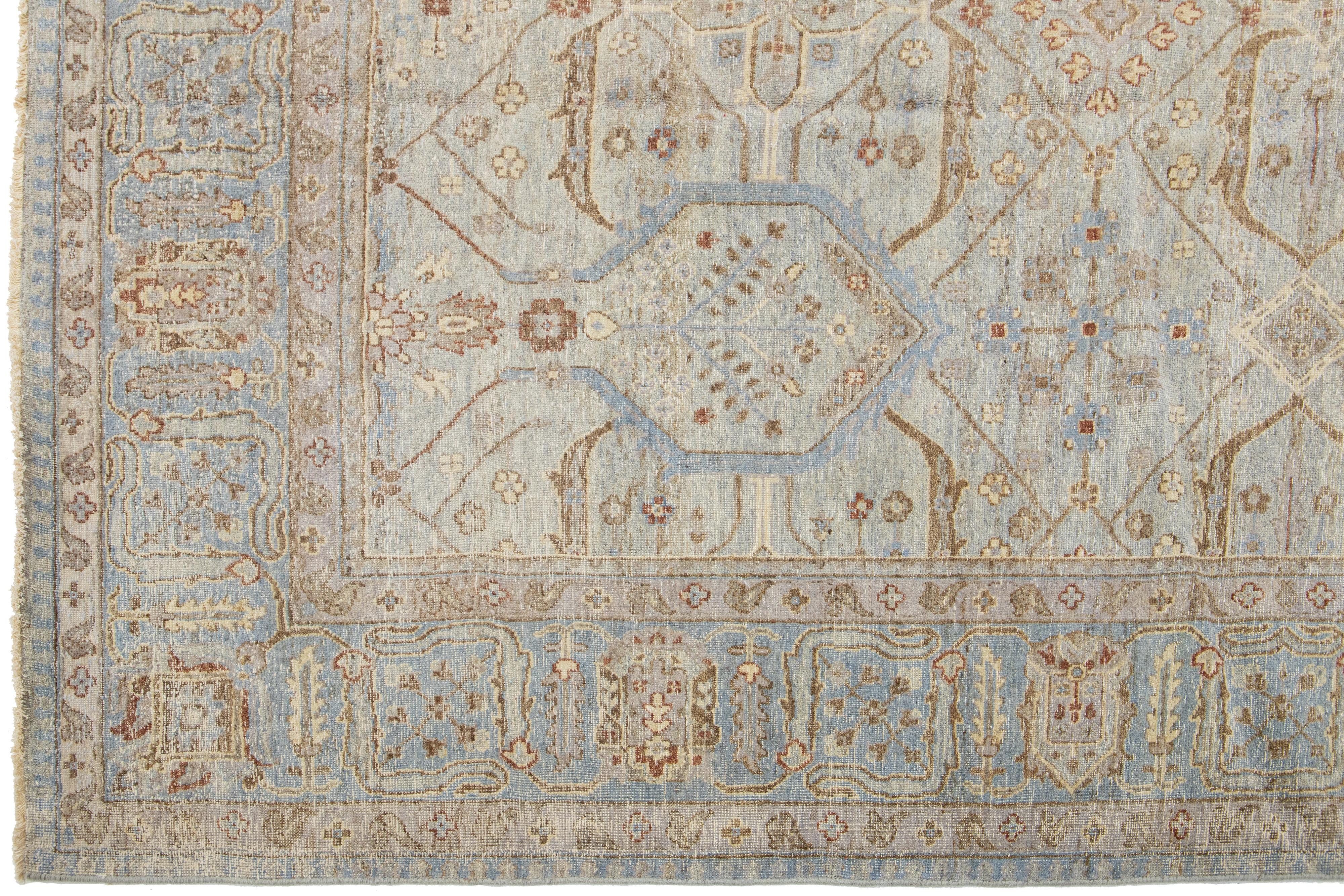 Moderner indischer handgefertigter geometrischer Teppich aus Wolle in Hellgrau von Apadana im Zustand „Neu“ im Angebot in Norwalk, CT