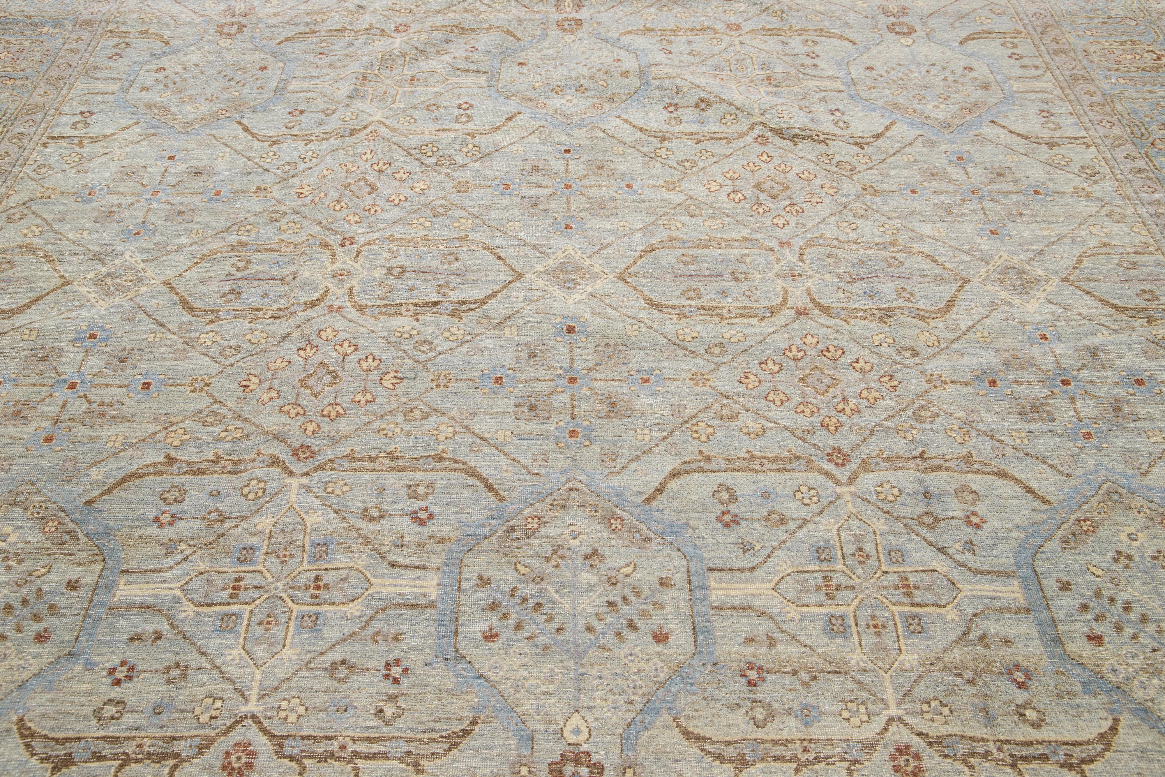 Moderner indischer handgefertigter geometrischer Teppich aus Wolle in Hellgrau von Apadana (21. Jahrhundert und zeitgenössisch) im Angebot