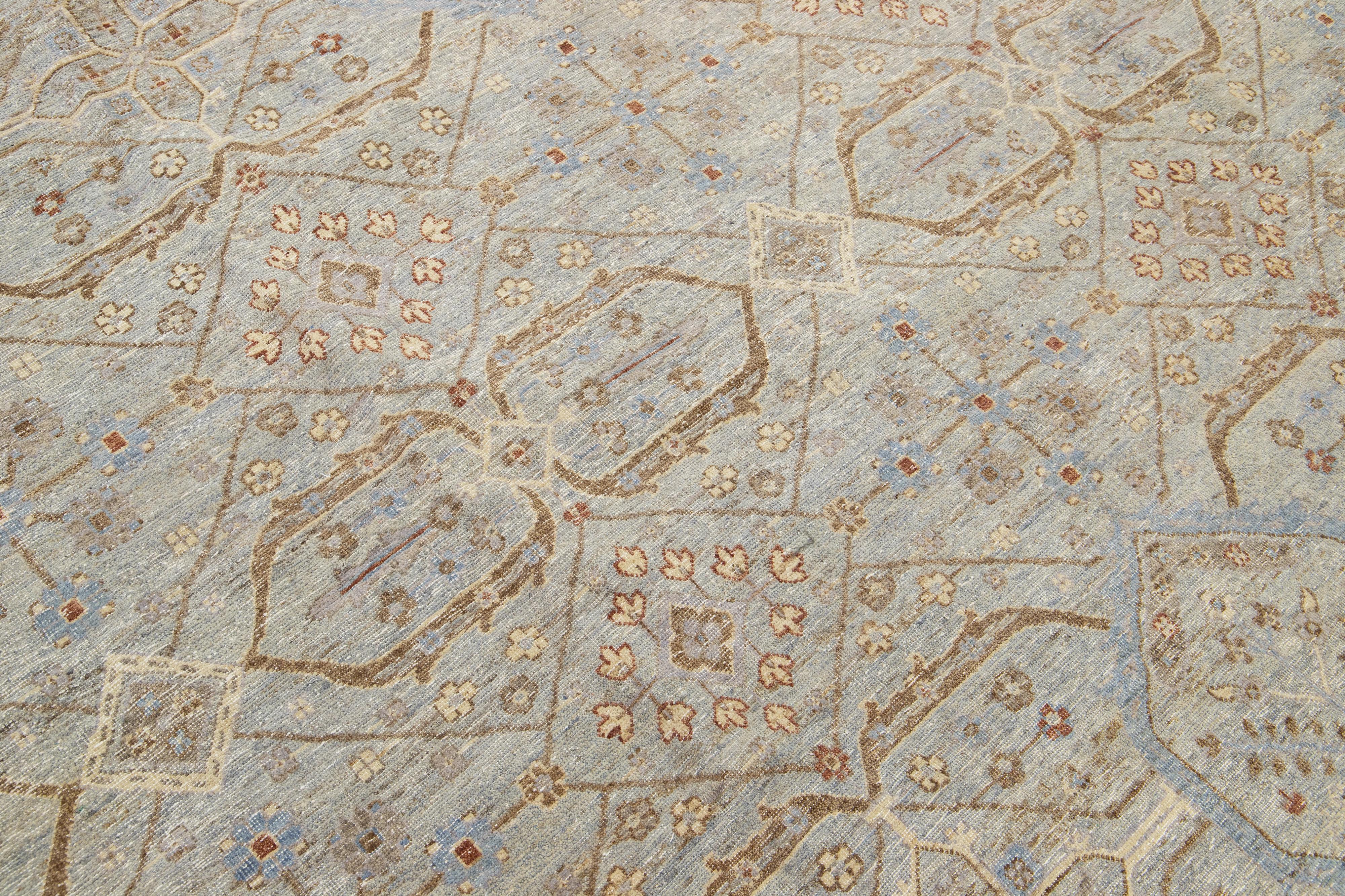 Moderner indischer handgefertigter geometrischer Teppich aus Wolle in Hellgrau von Apadana im Angebot 1
