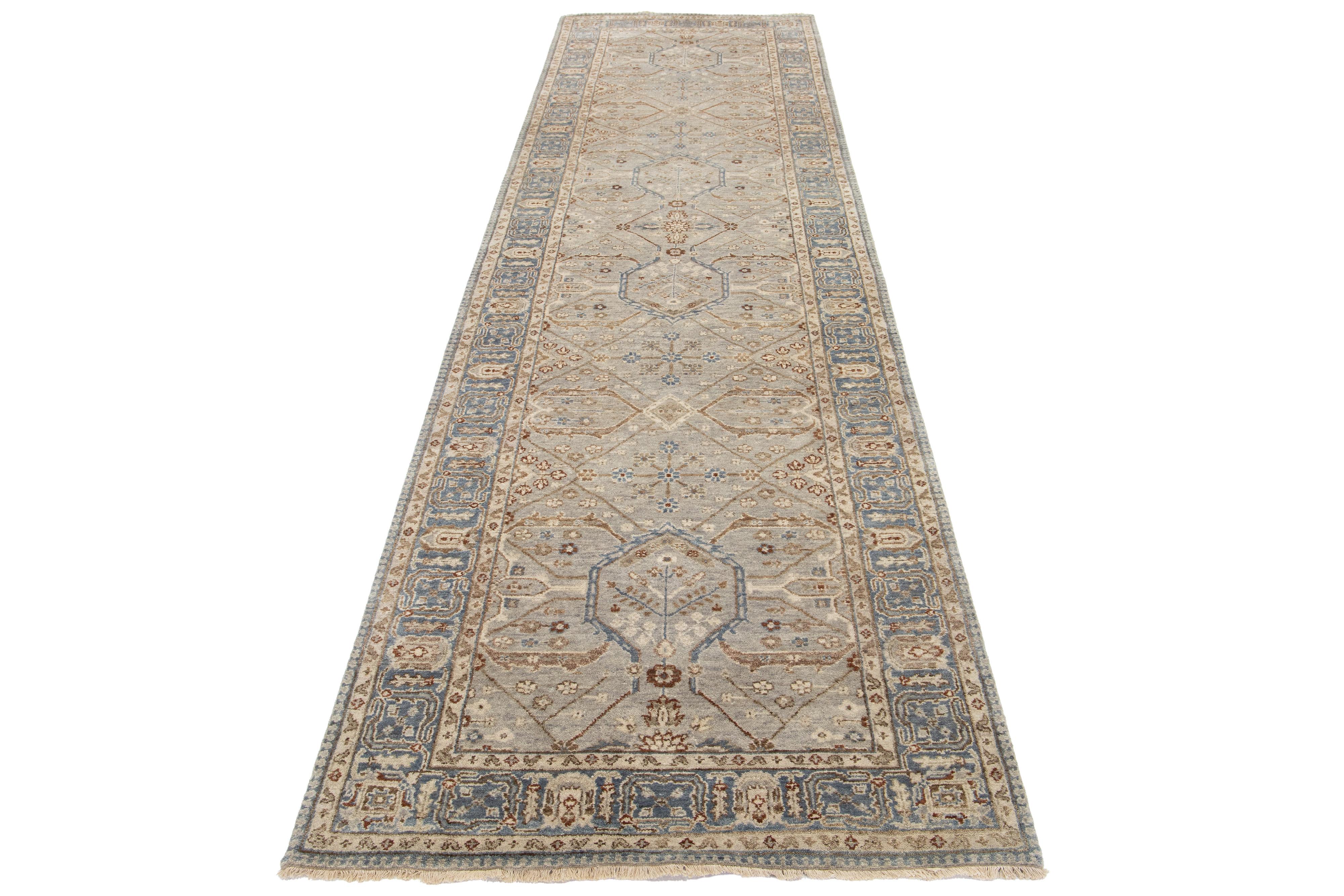 La linea Artisan di Apadana è un reimaging di tappeti antichi con un modo elegante per conferire un'estetica antica e suggestiva a uno spazio. Questa linea di tappeti è decisamente unica e reimmagina l'aspetto di un tappeto antico. Ogni singolo