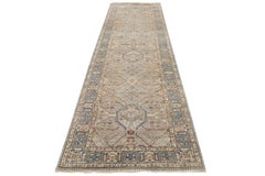 Alfombra de lana geométrica moderna hecha a mano en la India de color gris claro by Apadana