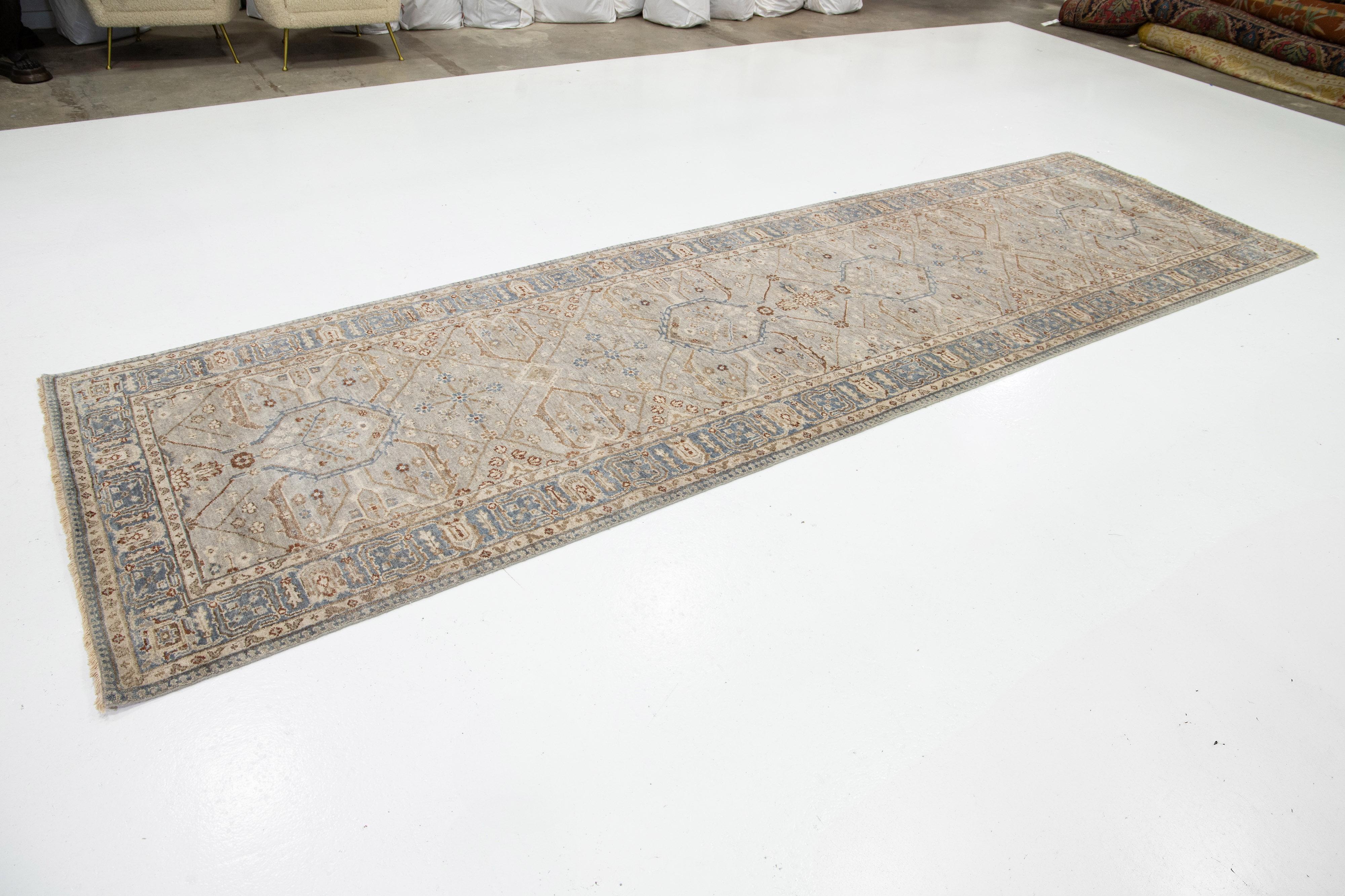 Moderno Runner in lana geometrico moderno indiano fatto a mano in grigio chiaro di Apadana in vendita