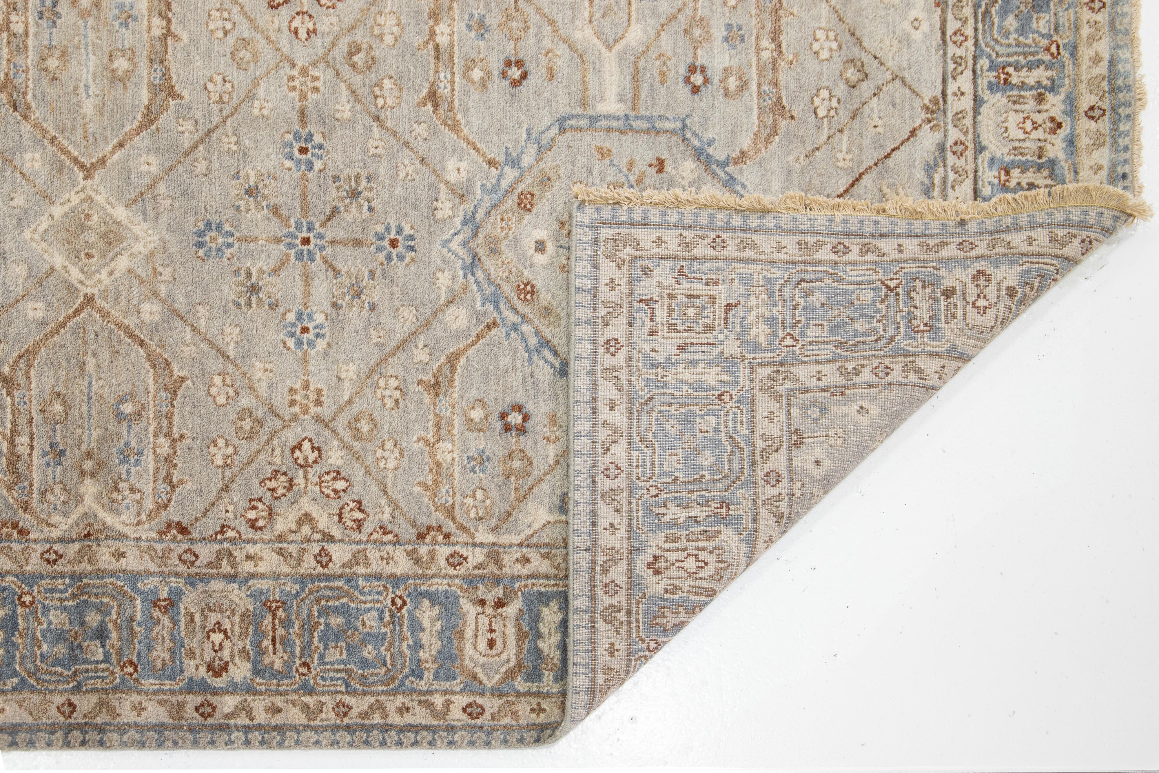 Indiano Runner in lana geometrico moderno indiano fatto a mano in grigio chiaro di Apadana in vendita