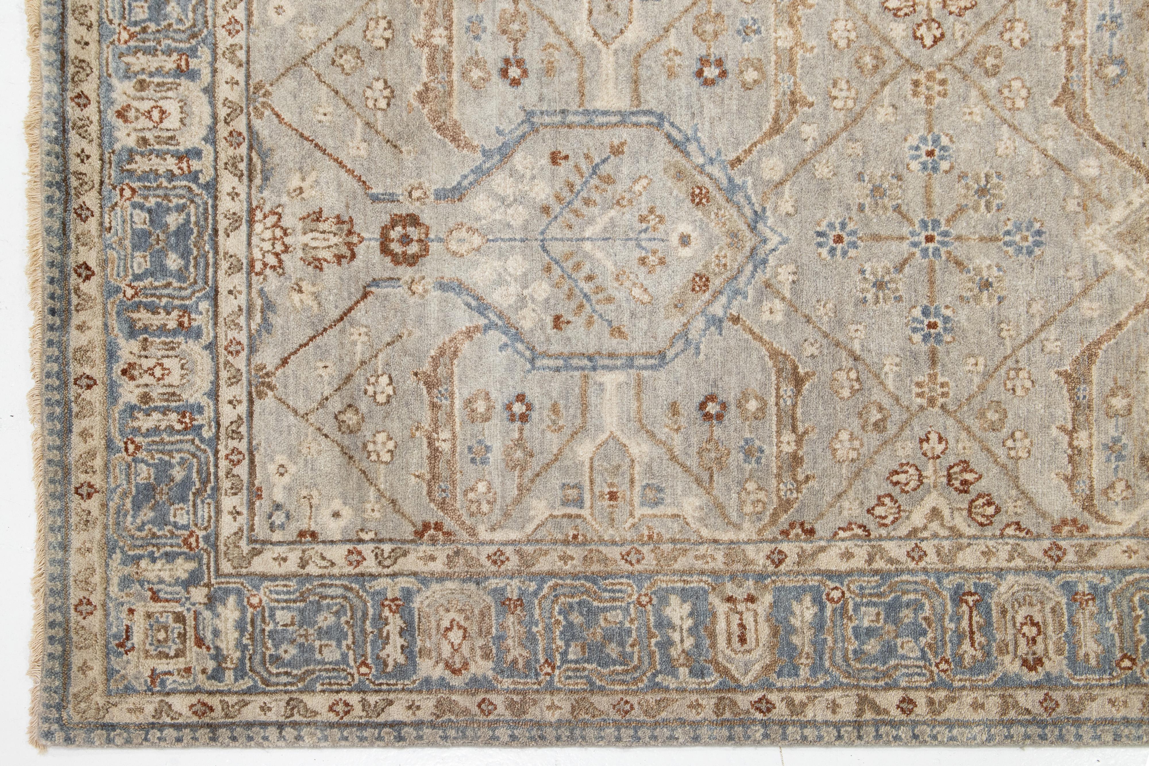 XXI secolo e contemporaneo Runner in lana geometrico moderno indiano fatto a mano in grigio chiaro di Apadana in vendita