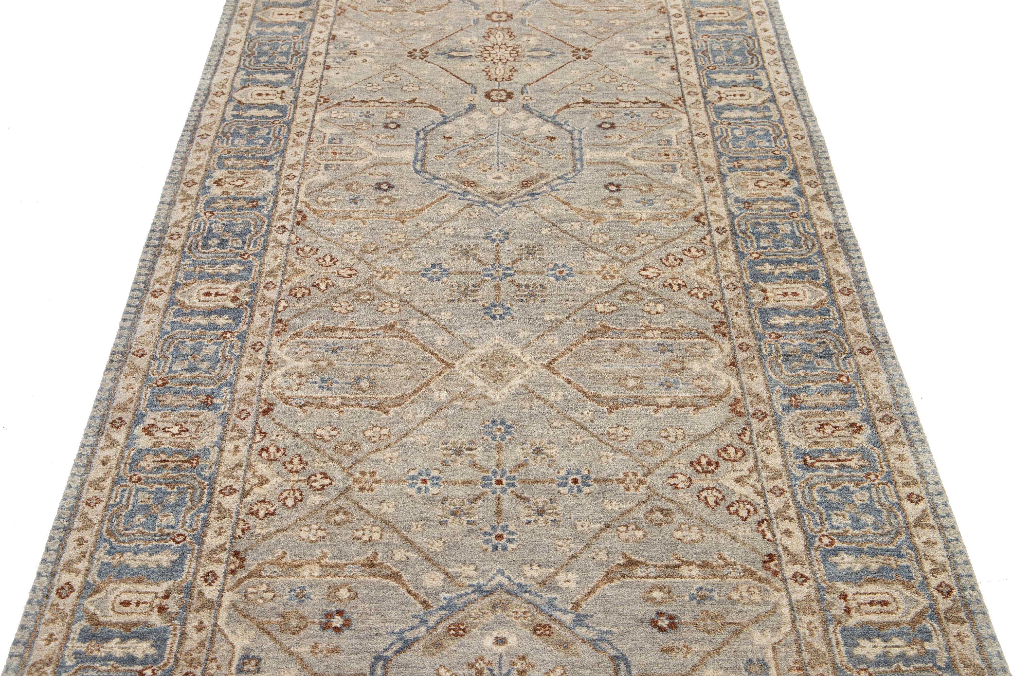 Lana Runner in lana geometrico moderno indiano fatto a mano in grigio chiaro di Apadana in vendita