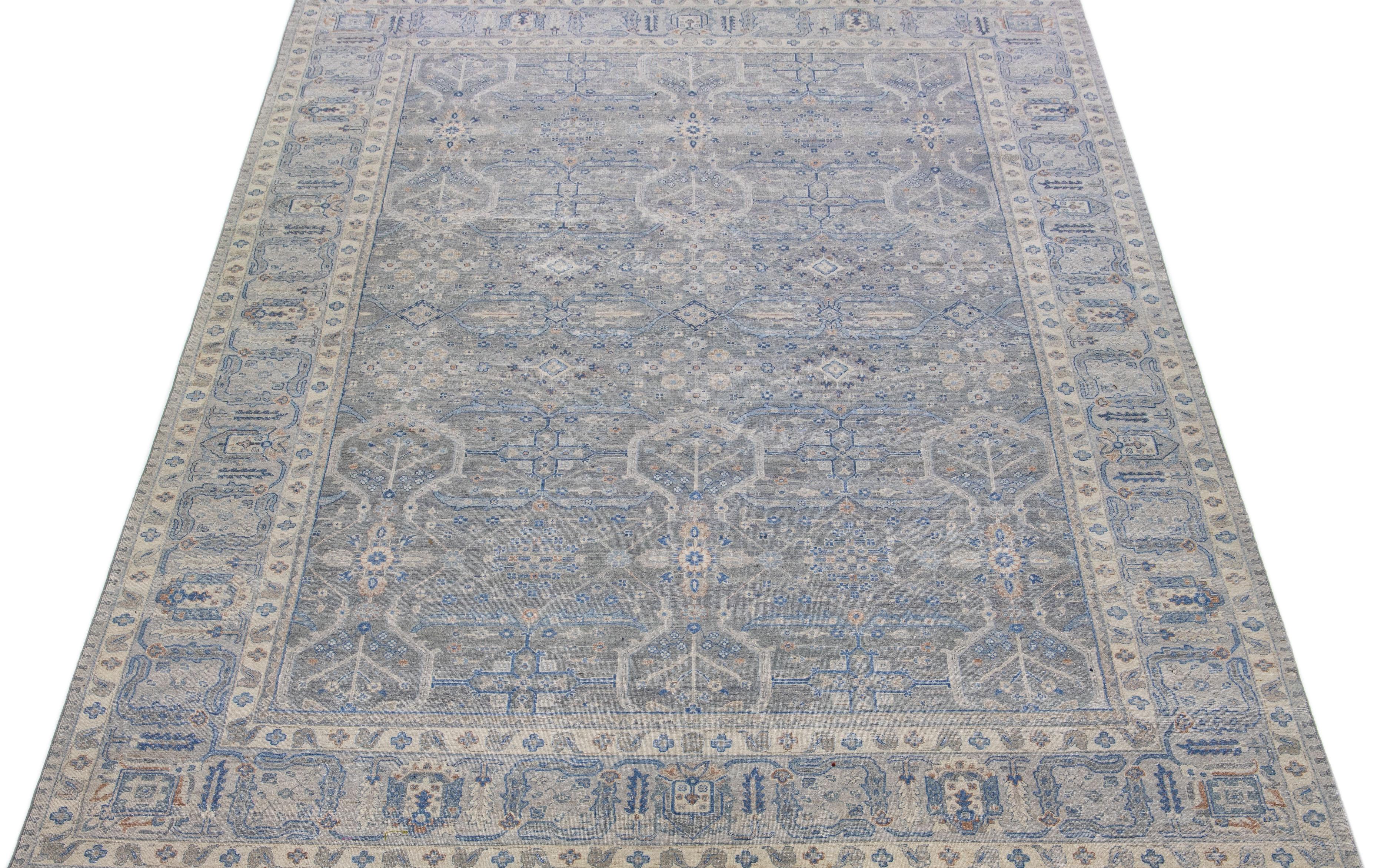 Die Artisan-Linie von Apadana ist eine Neuinterpretation antiker Teppiche, die auf elegante Weise eine auffällige antike Ästhetik in einen Raum bringt. Diese Teppichserie ist ausgesprochen einzigartig und zeigt, wie ein antiker Teppich aussehen