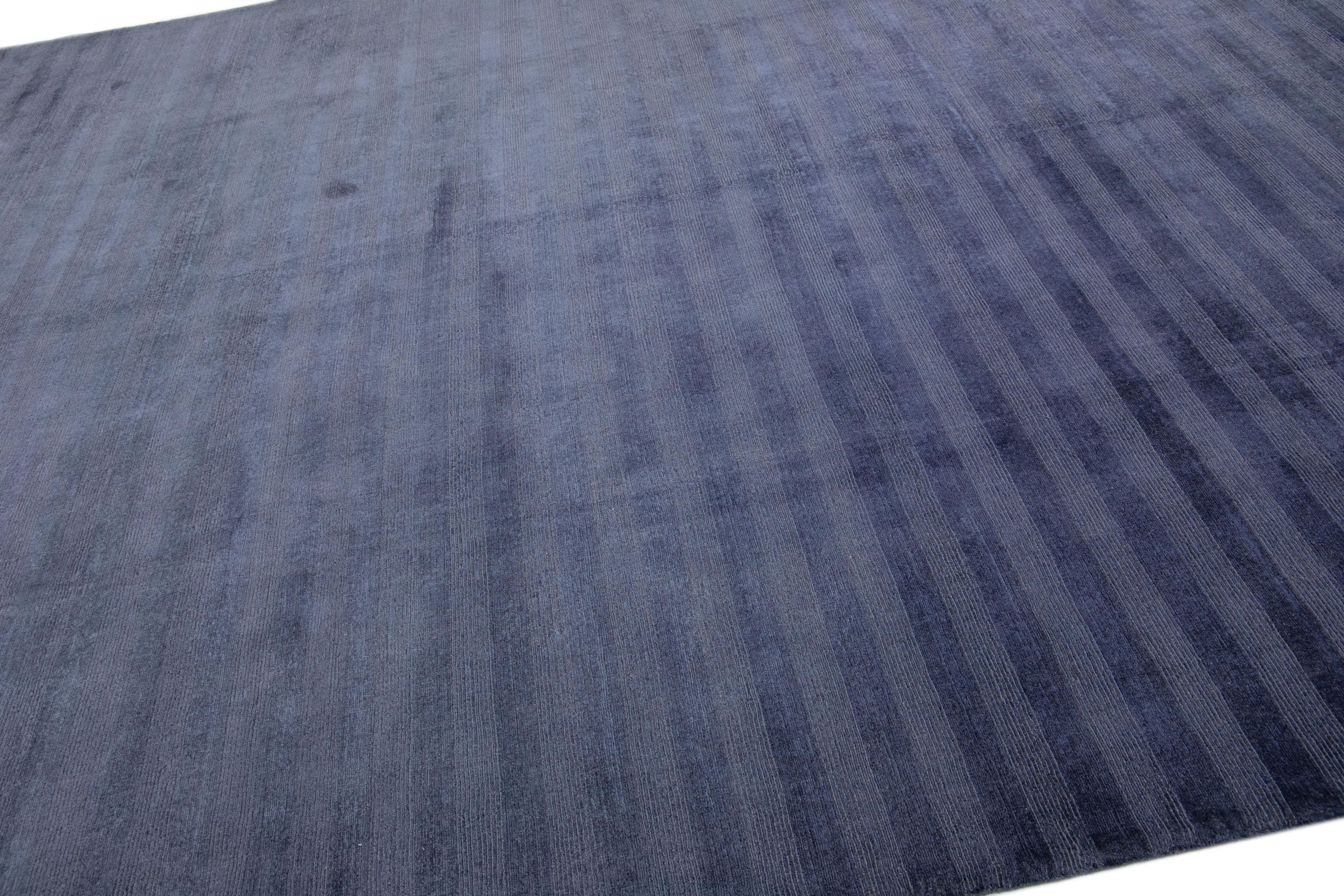 Moderne Tapis indien moderne en laine bleue massif fait à la main, taille de pièce  en vente