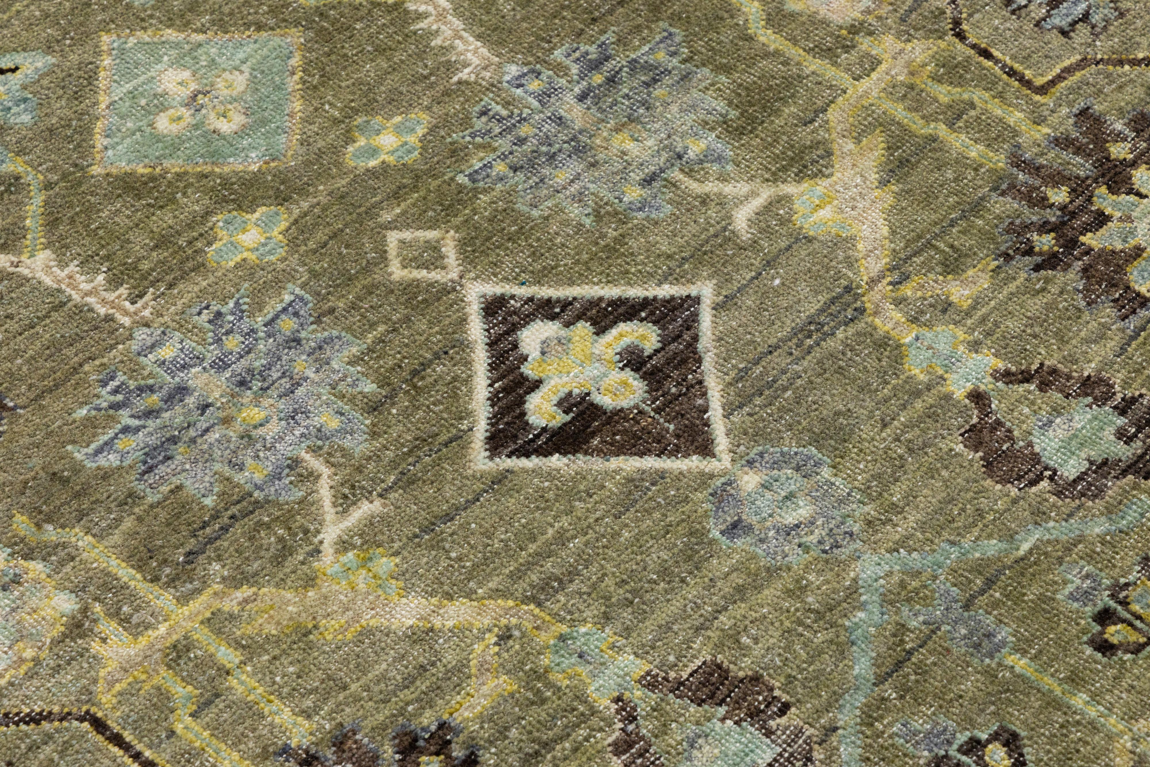 Tappeto indiano moderno in lana in stile Heriz, realizzato a mano in verde tenue con disegno a trifoglio in vendita 2