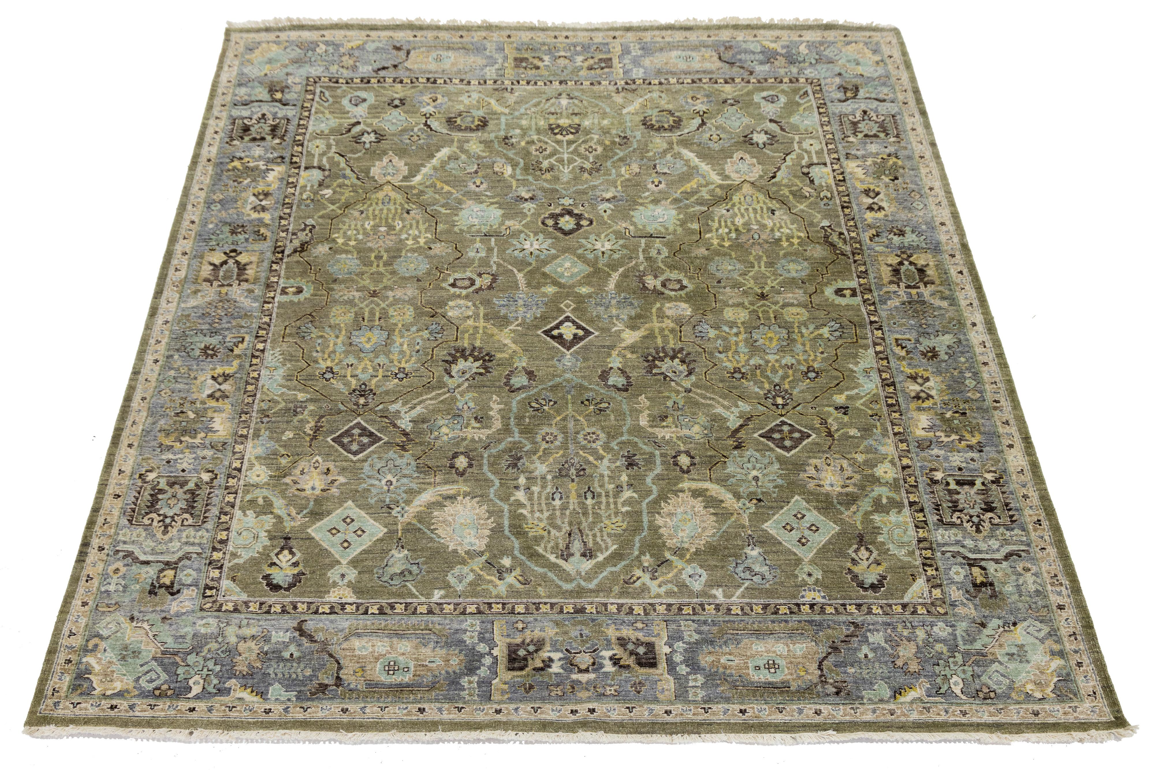 Un'audace reinterpretazione del classico design persiano, questo moderno tappeto in stile Heriz è annodato a mano in lana pregiata. Il medaglione geometrico, i motivi tribali e le tonalità abrash della terra offrono un'eleganza senza tempo con un