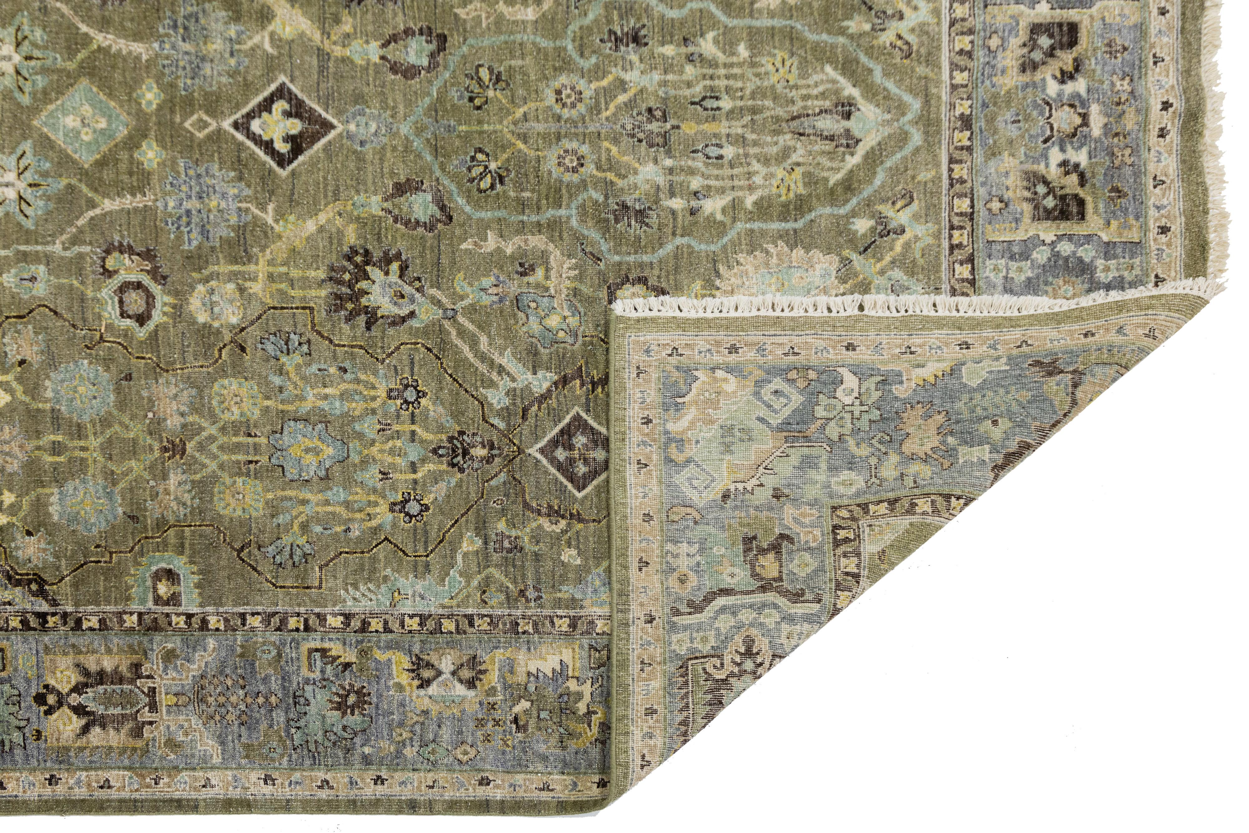 Tabriz Tappeto indiano moderno in lana in stile Heriz, realizzato a mano in verde tenue con disegno a trifoglio in vendita