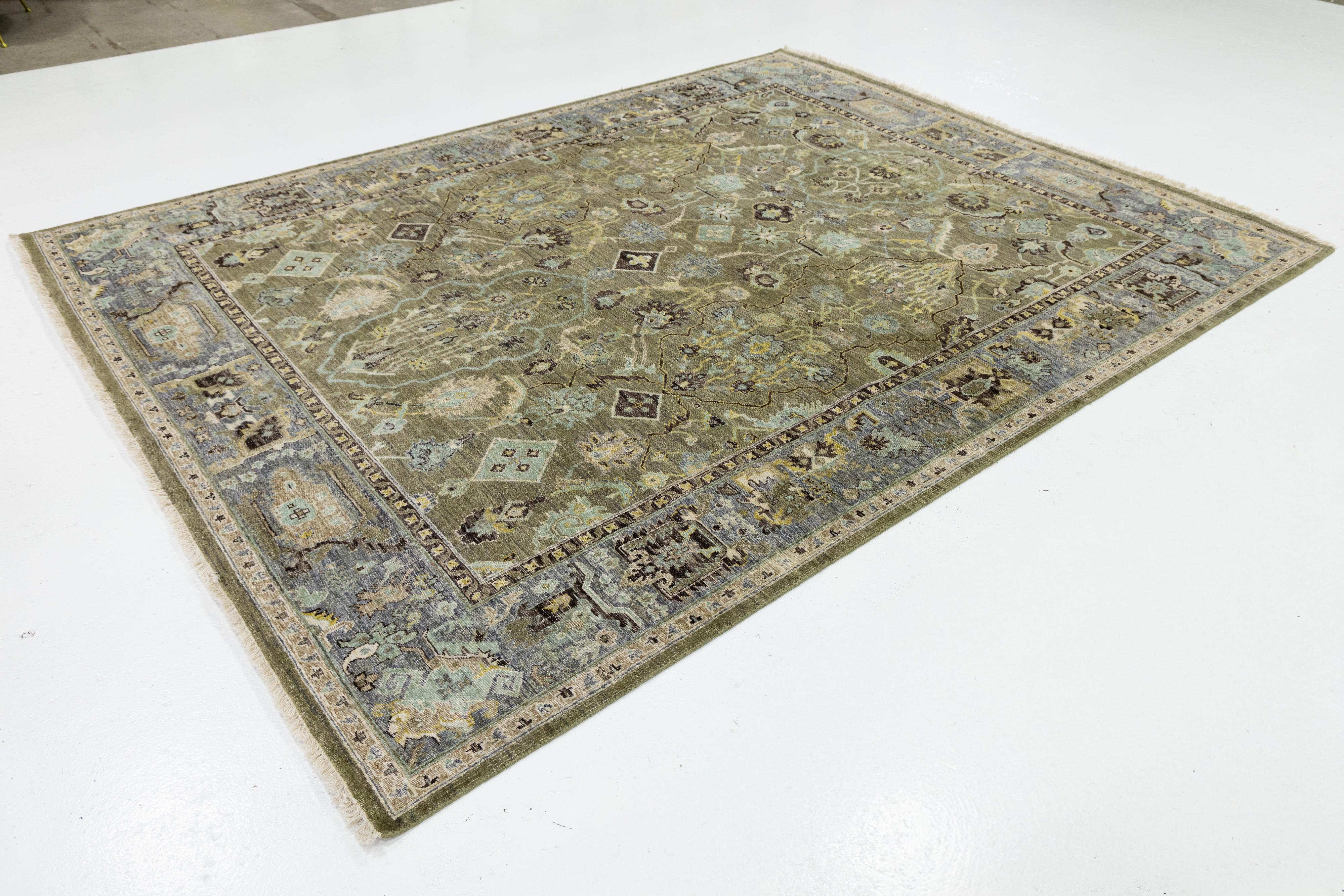 Indiano Tappeto indiano moderno in lana in stile Heriz, realizzato a mano in verde tenue con disegno a trifoglio in vendita