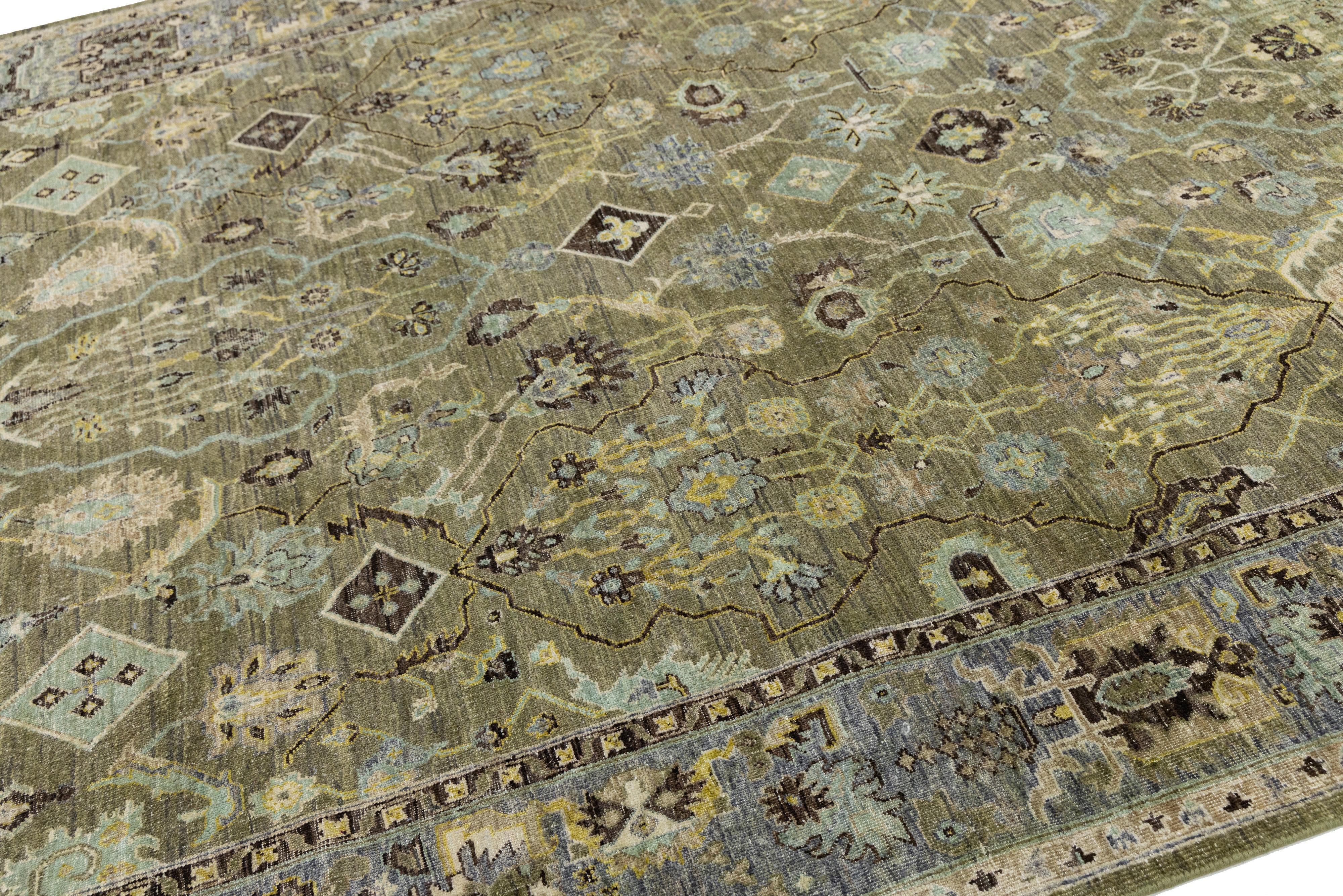 Annodato a mano Tappeto indiano moderno in lana in stile Heriz, realizzato a mano in verde tenue con disegno a trifoglio in vendita