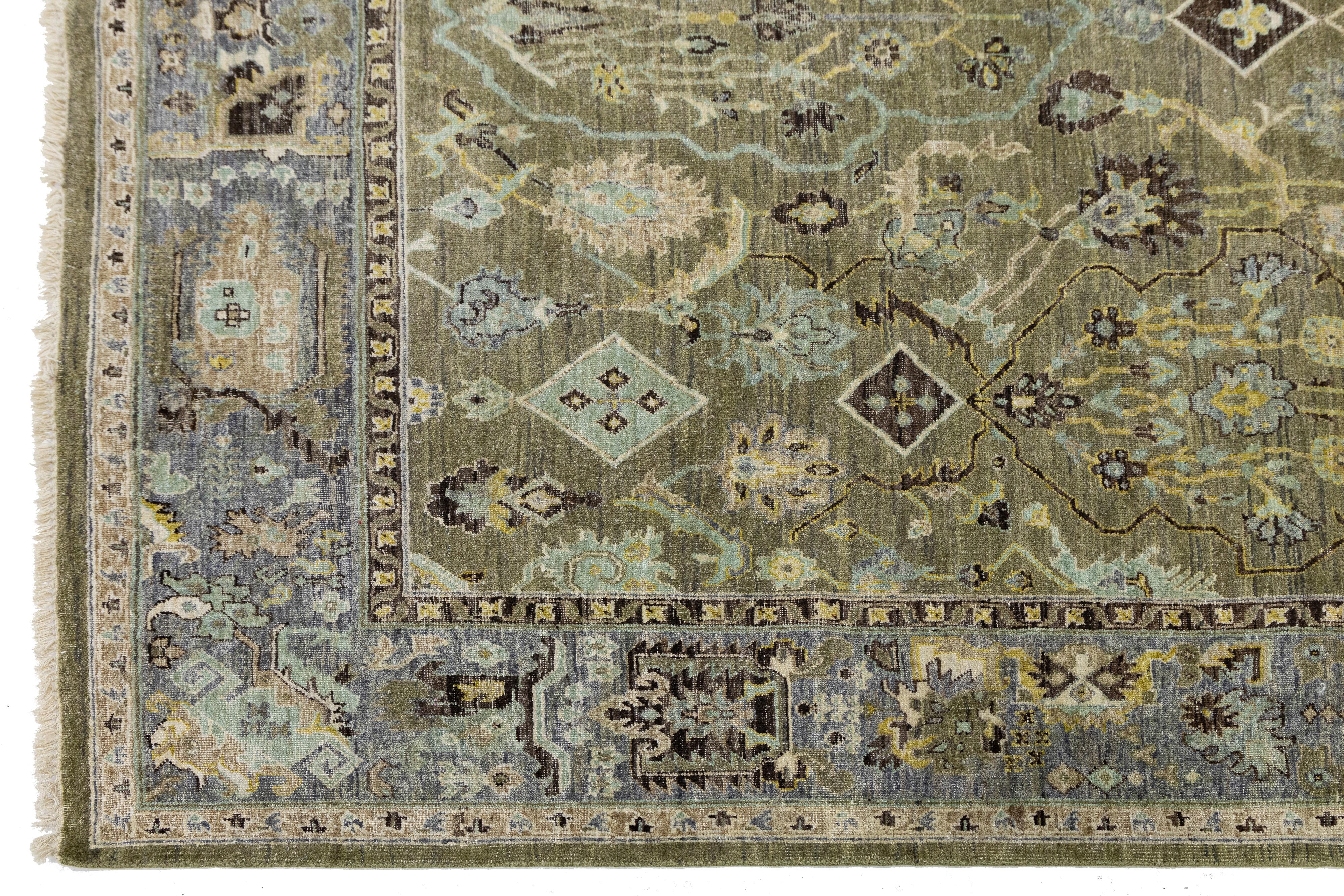 Tappeto indiano moderno in lana in stile Heriz, realizzato a mano in verde tenue con disegno a trifoglio In condizioni buone in vendita a Norwalk, CT