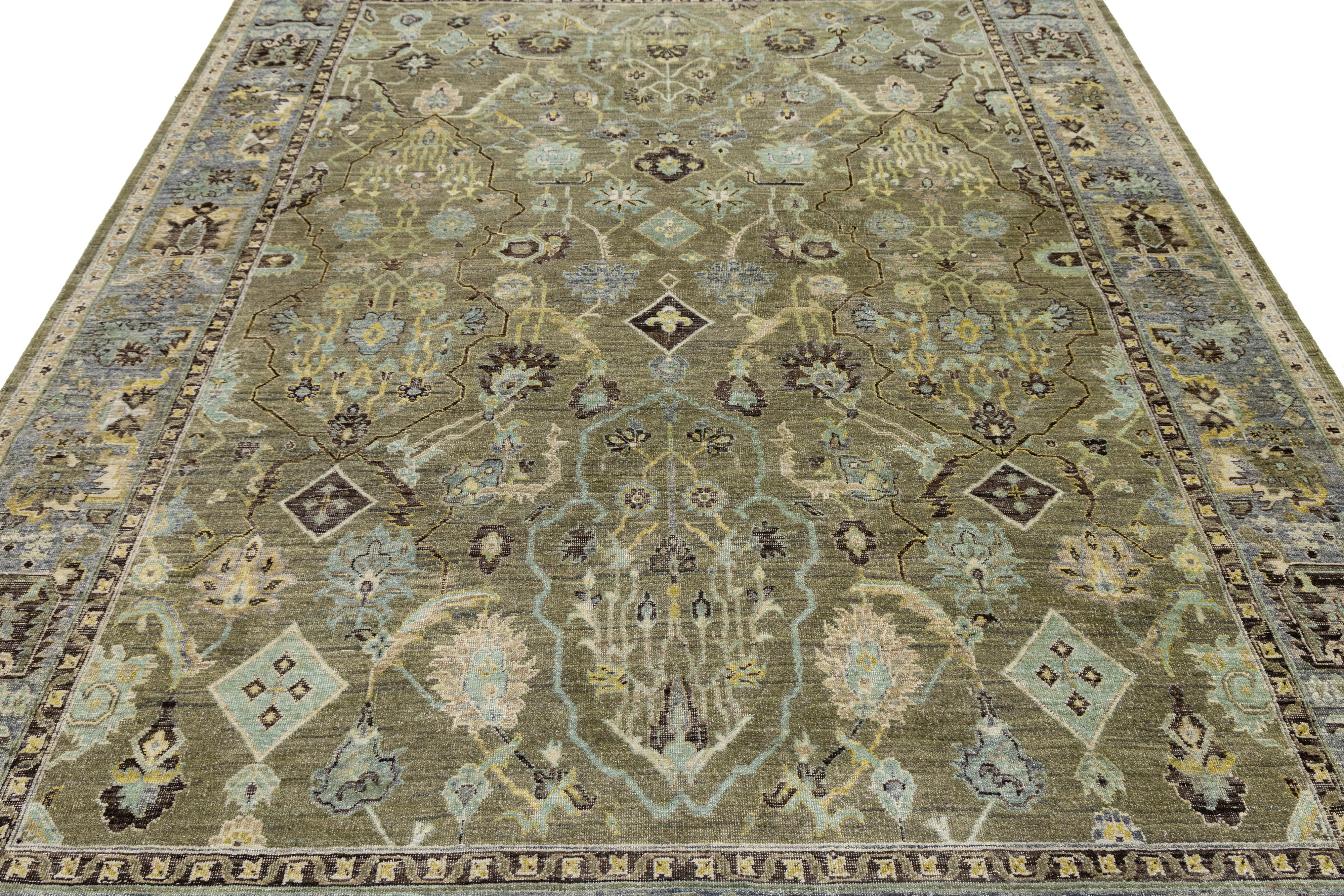 XXI secolo e contemporaneo Tappeto indiano moderno in lana in stile Heriz, realizzato a mano in verde tenue con disegno a trifoglio in vendita