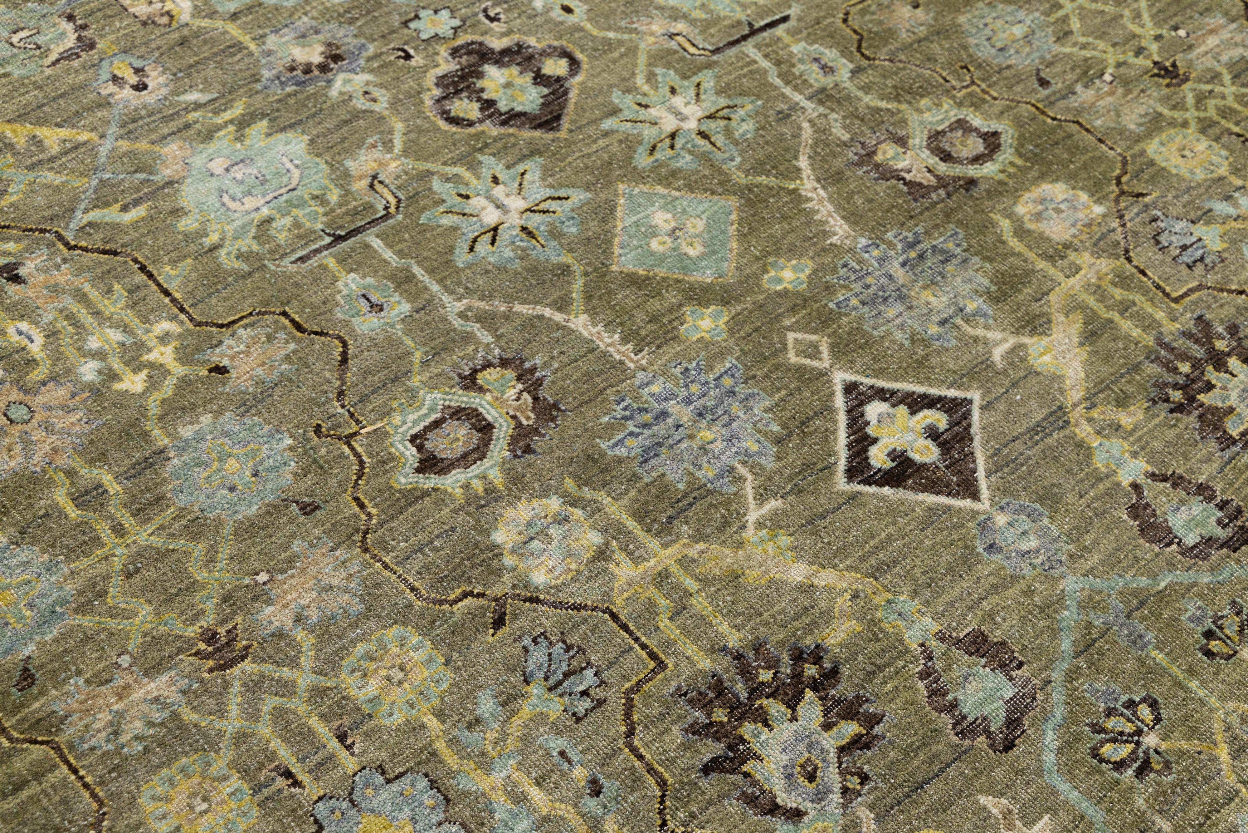 Lana Tappeto indiano moderno in lana in stile Heriz, realizzato a mano in verde tenue con disegno a trifoglio in vendita