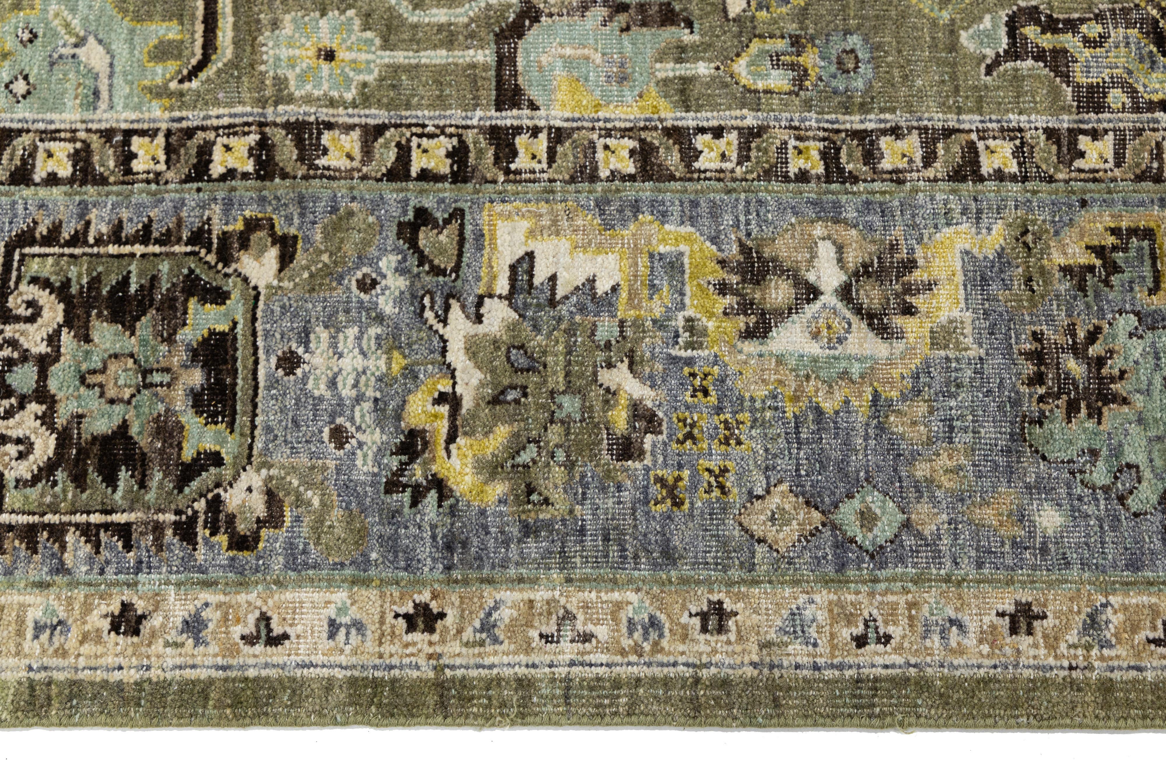 Tappeto indiano moderno in lana in stile Heriz, realizzato a mano in verde tenue con disegno a trifoglio in vendita 1