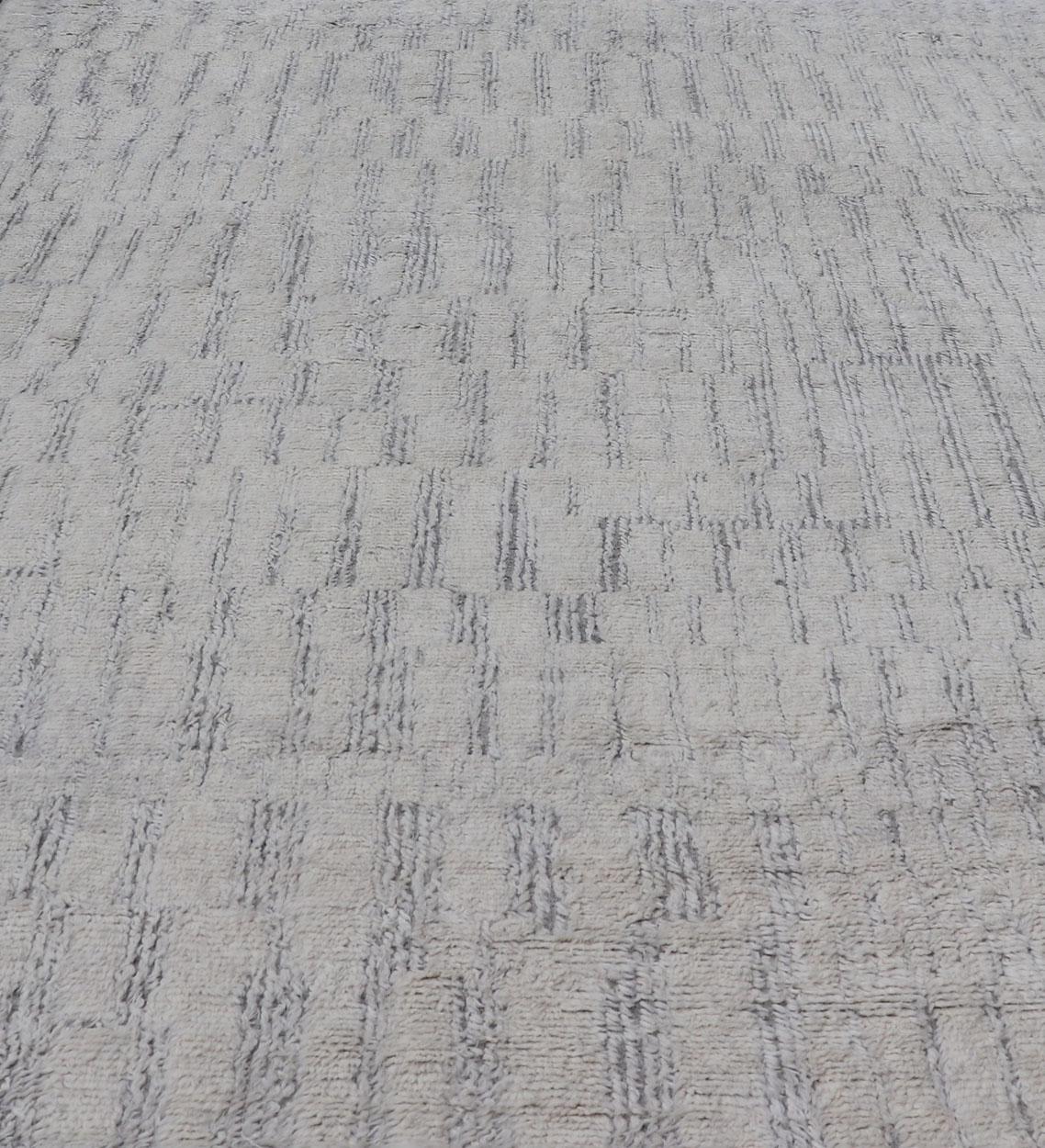 Moderner indischer großer Teppich aus weicher Wolle mit Allgrau-Paneelmuster (Indisch) im Angebot