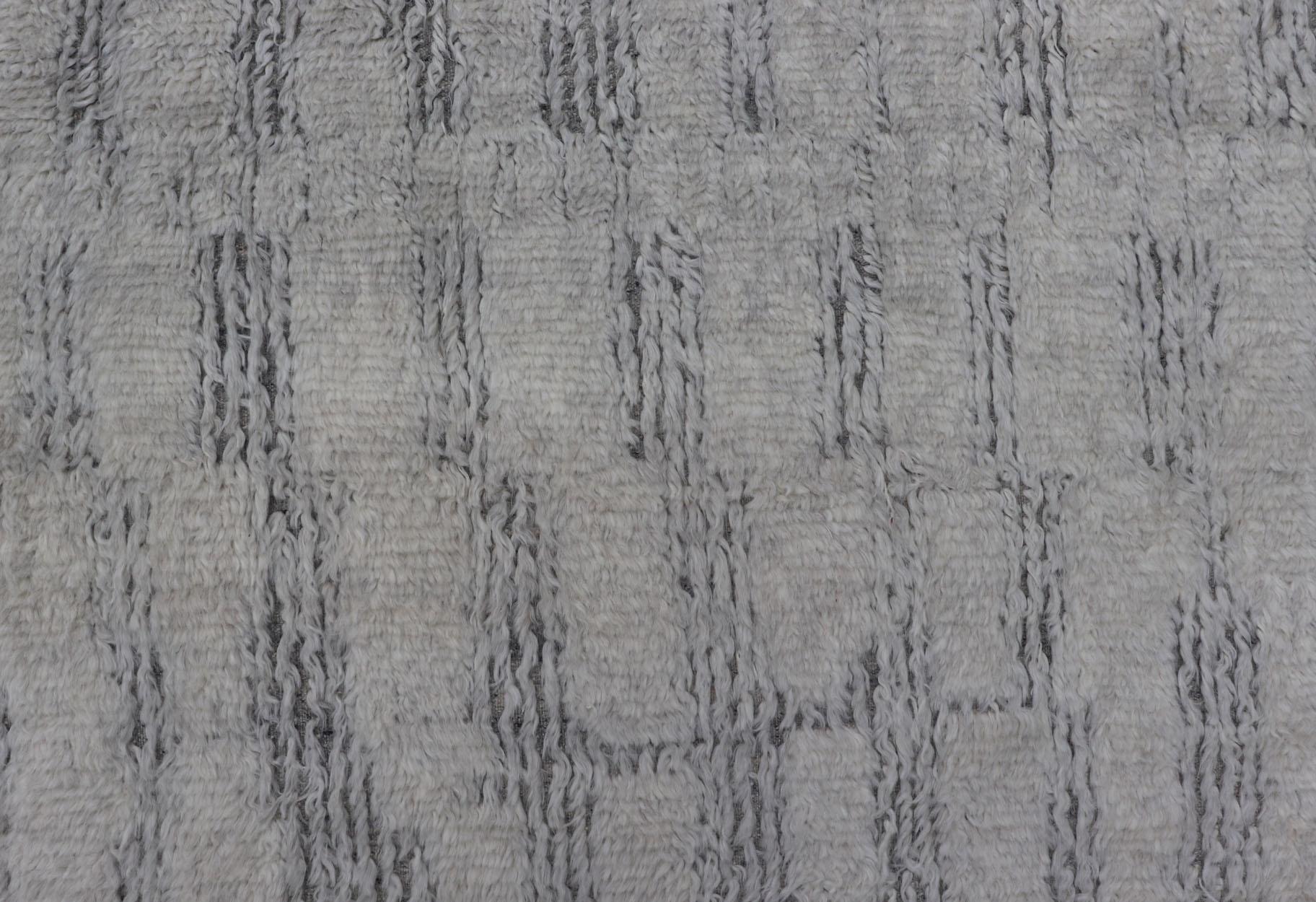 Moderner indischer großer Teppich aus weicher Wolle mit Allgrau-Paneelmuster im Angebot 2