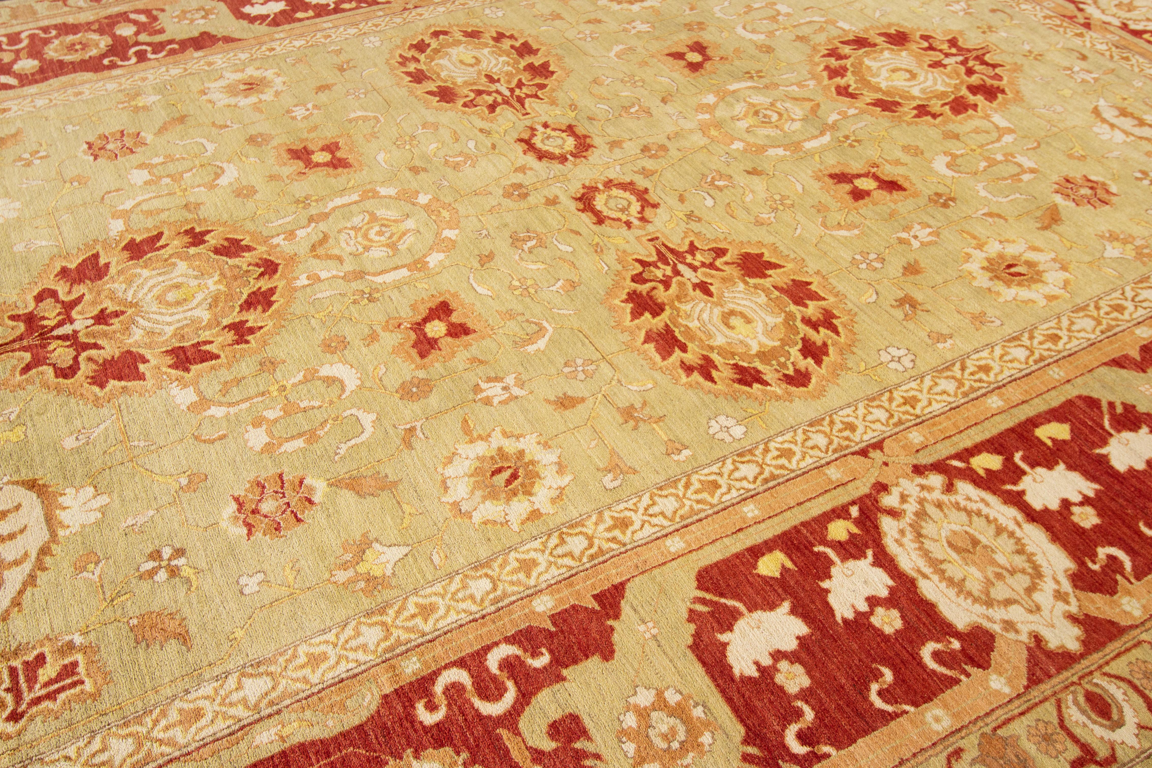 Moderner indischer Peshawar Beigefarbener Wollteppich mit floralem Design (Indisch) im Angebot