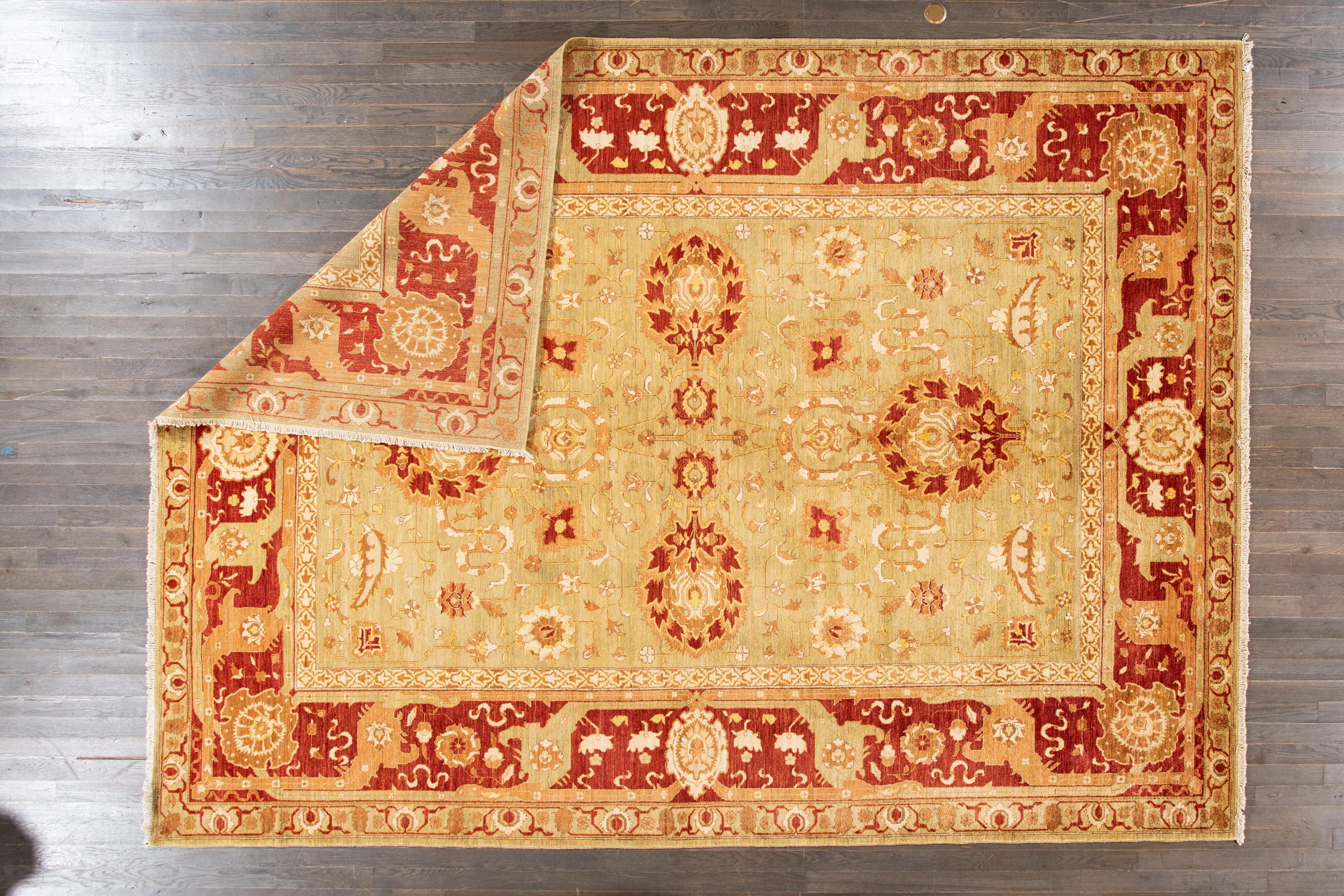 Moderner indischer Peshawar Beigefarbener Wollteppich mit floralem Design im Zustand „Neu“ im Angebot in Norwalk, CT