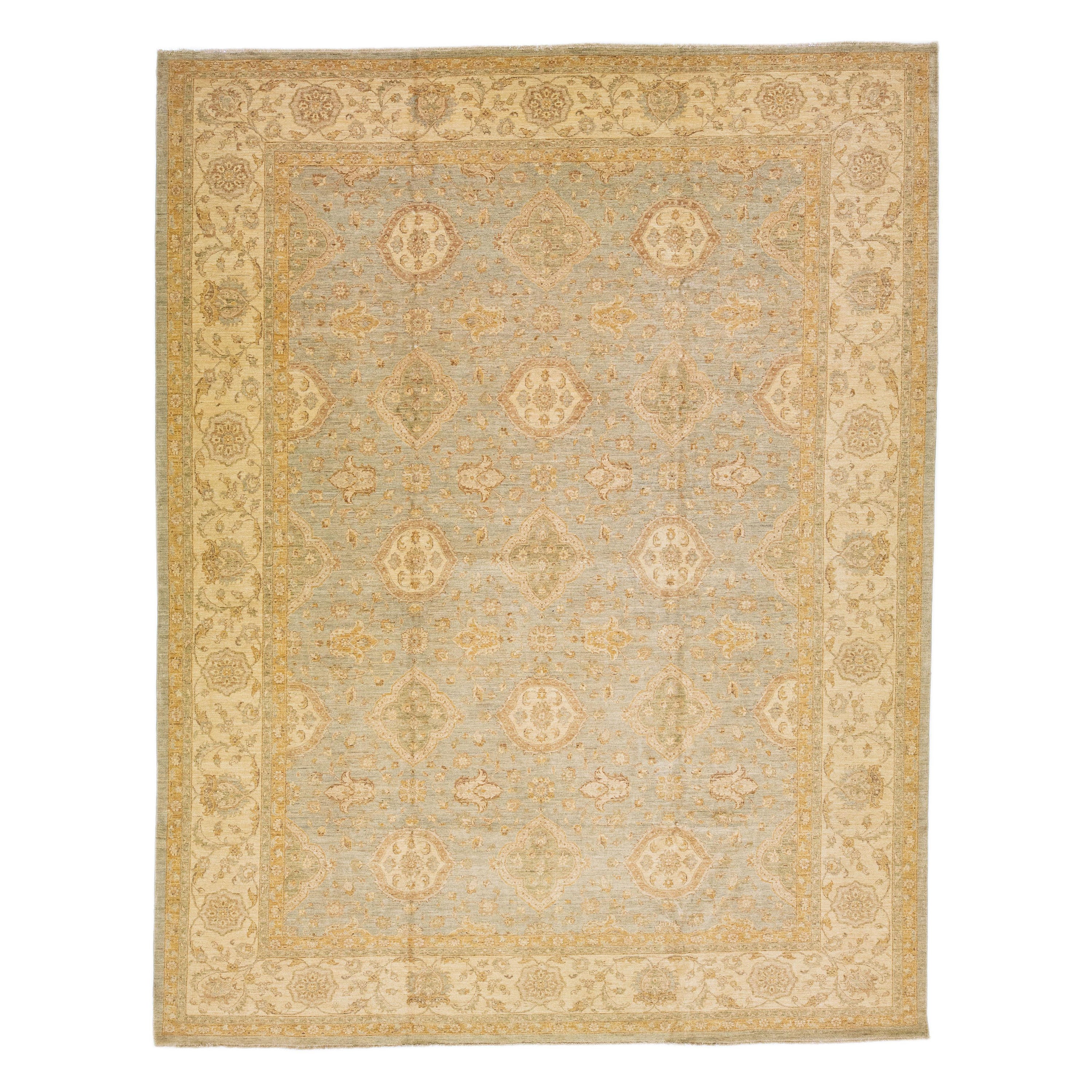 Tapis moderne indien Peshawar gris en laine fait à la main à motifs allover