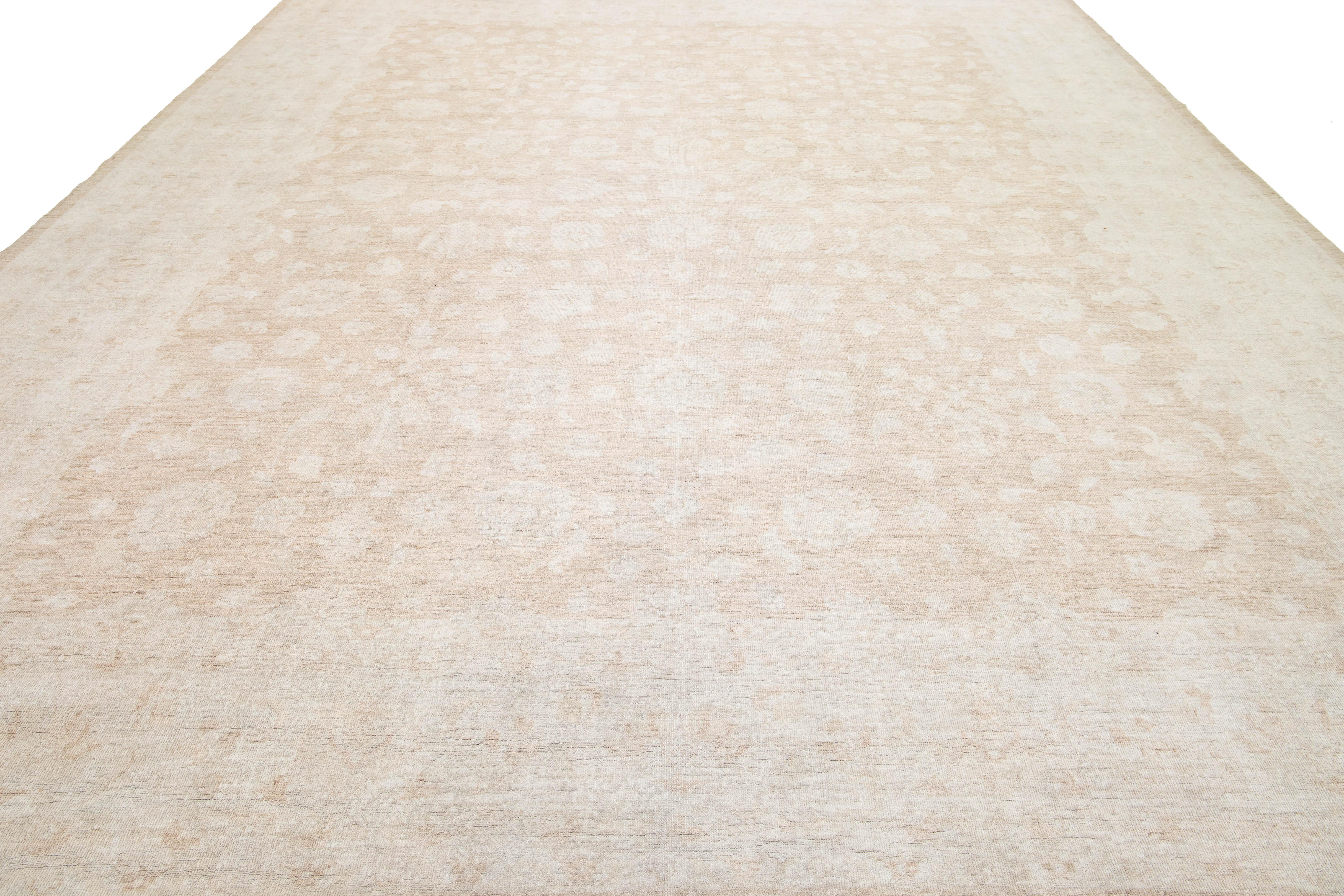 Découvrez l'élégance de l'artisanat avec cet exquis tapis indien moderne Peshawar en laine florale nouée à la main. Habilement tissé par des artisans, ce tapis présente un superbe motif floral qui ajoute une touche de sophistication à n'importe quel
