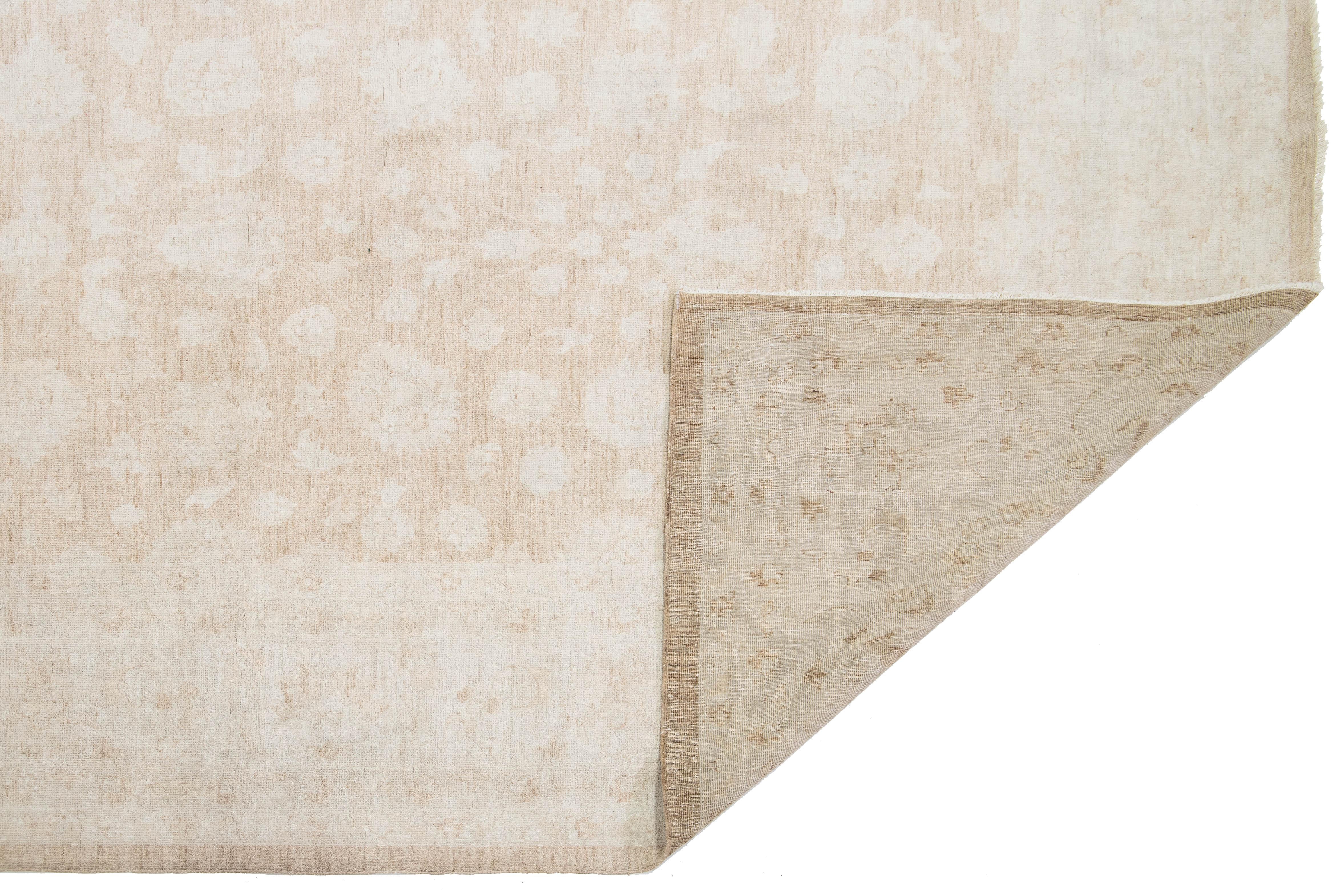 Moderne Tapis indien moderne Peshawar en laine florale nouée à la main, marron clair en vente