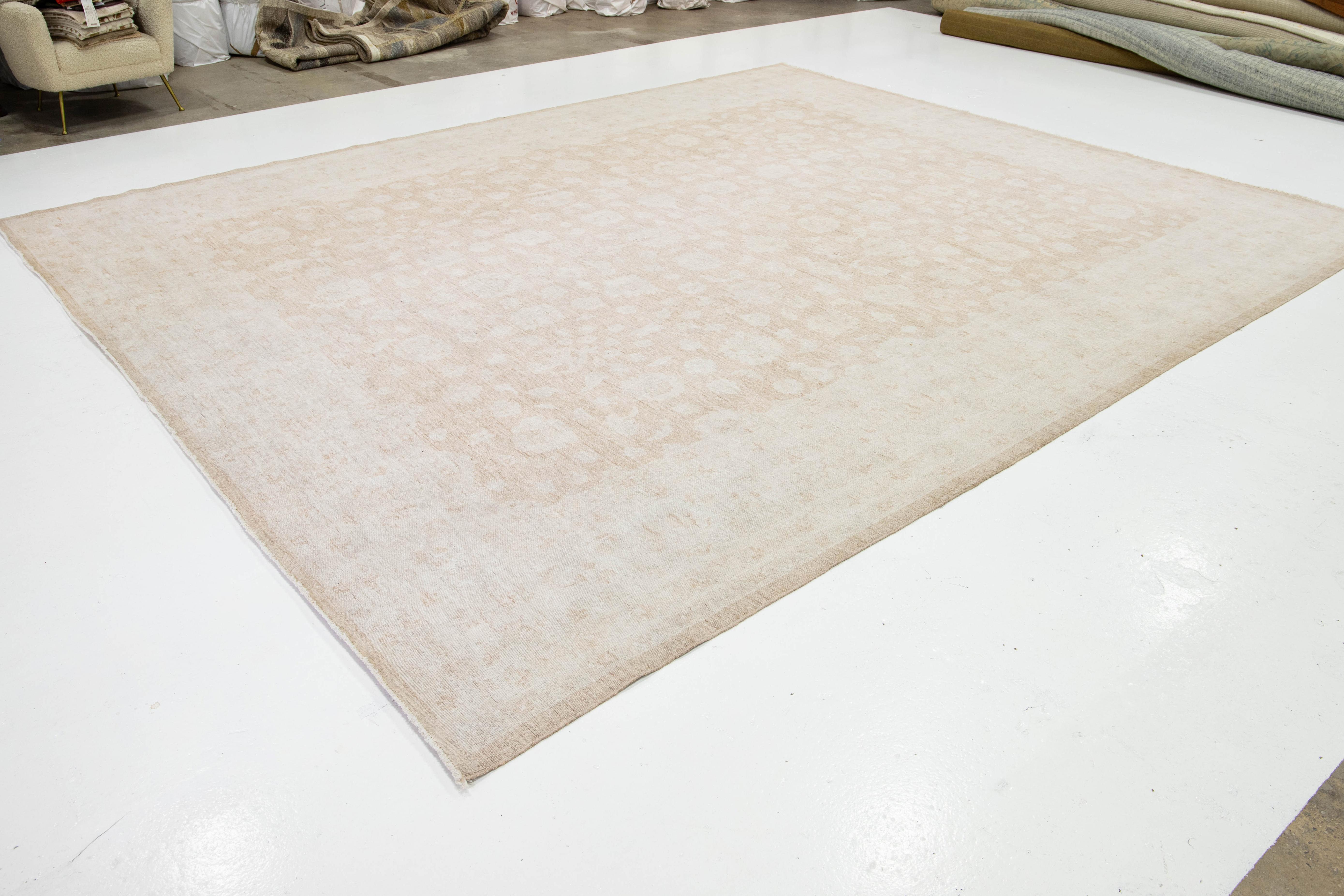 Pakistanais Tapis indien moderne Peshawar en laine florale nouée à la main, marron clair en vente