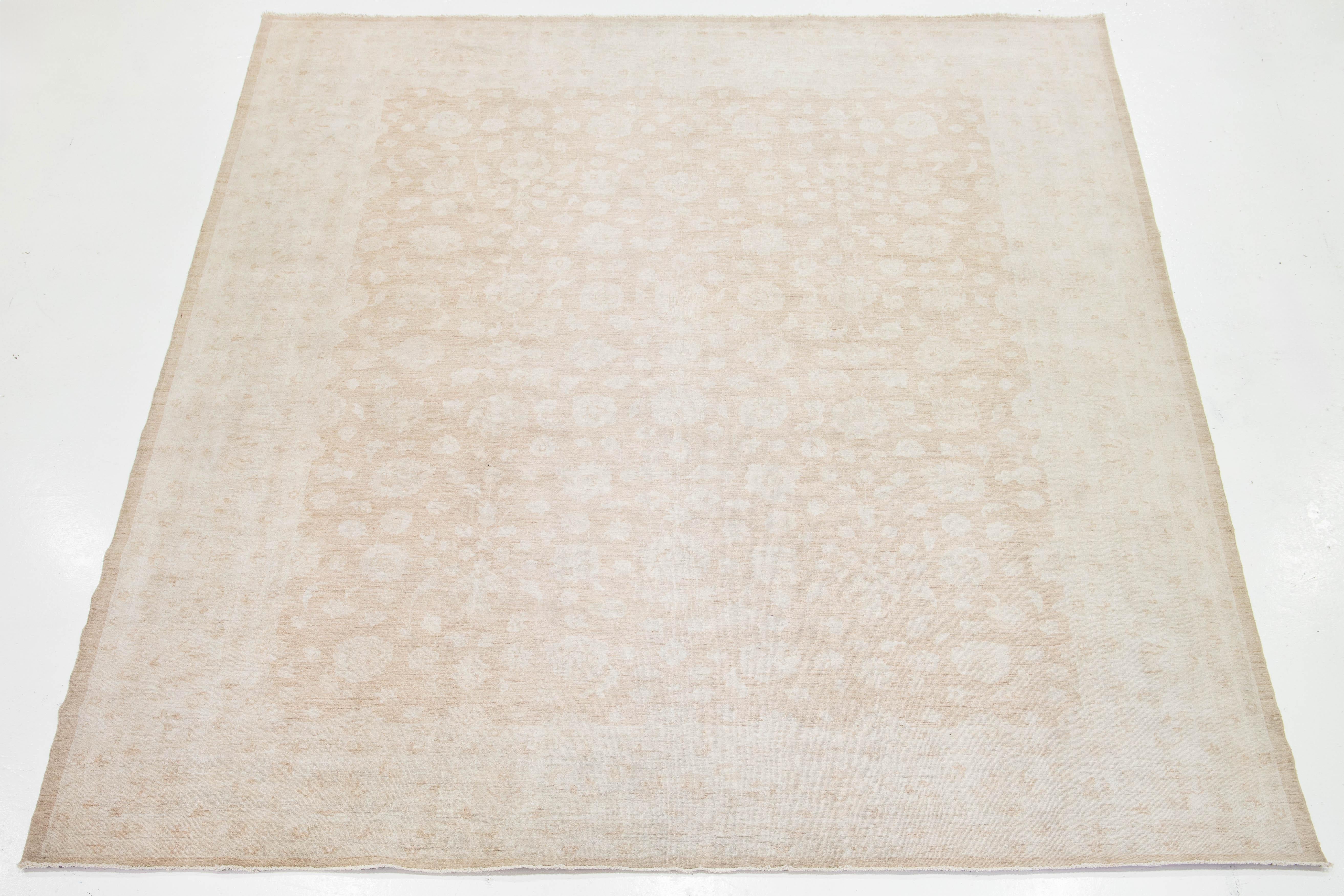 XXIe siècle et contemporain Tapis indien moderne Peshawar en laine florale nouée à la main, marron clair en vente