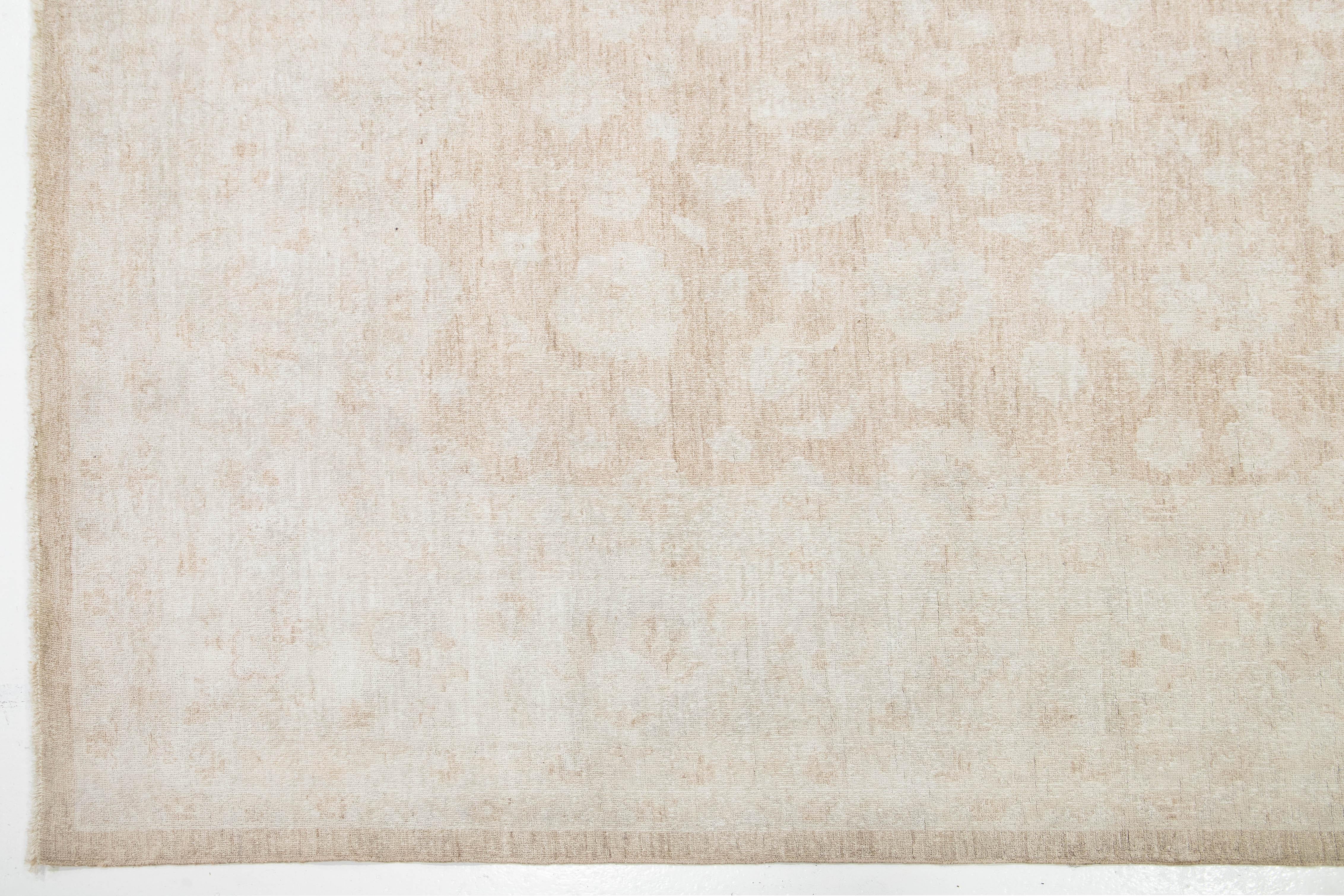 Laine Tapis indien moderne Peshawar en laine florale nouée à la main, marron clair en vente
