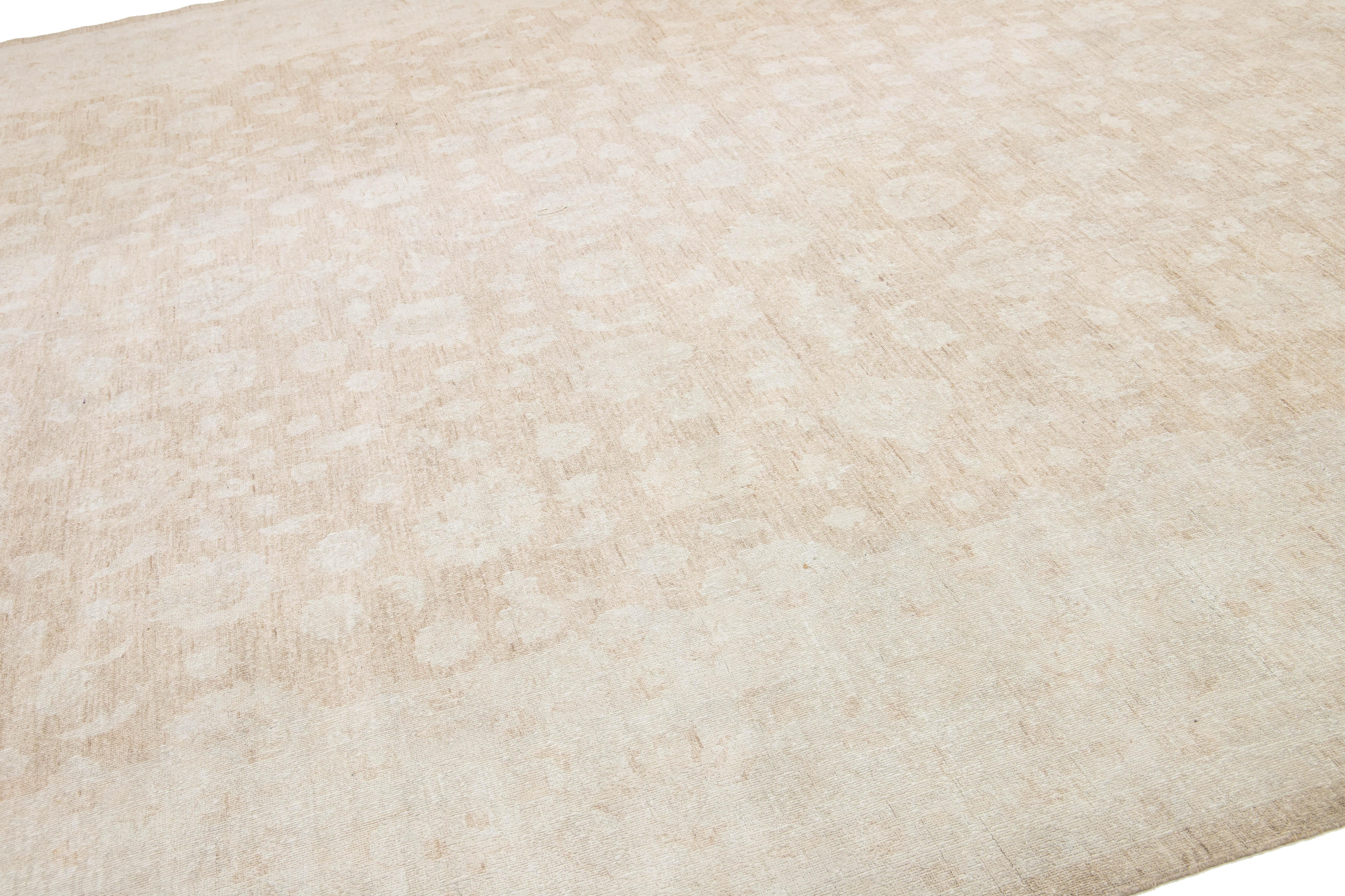 Tapis indien moderne Peshawar en laine florale nouée à la main, marron clair en vente 1