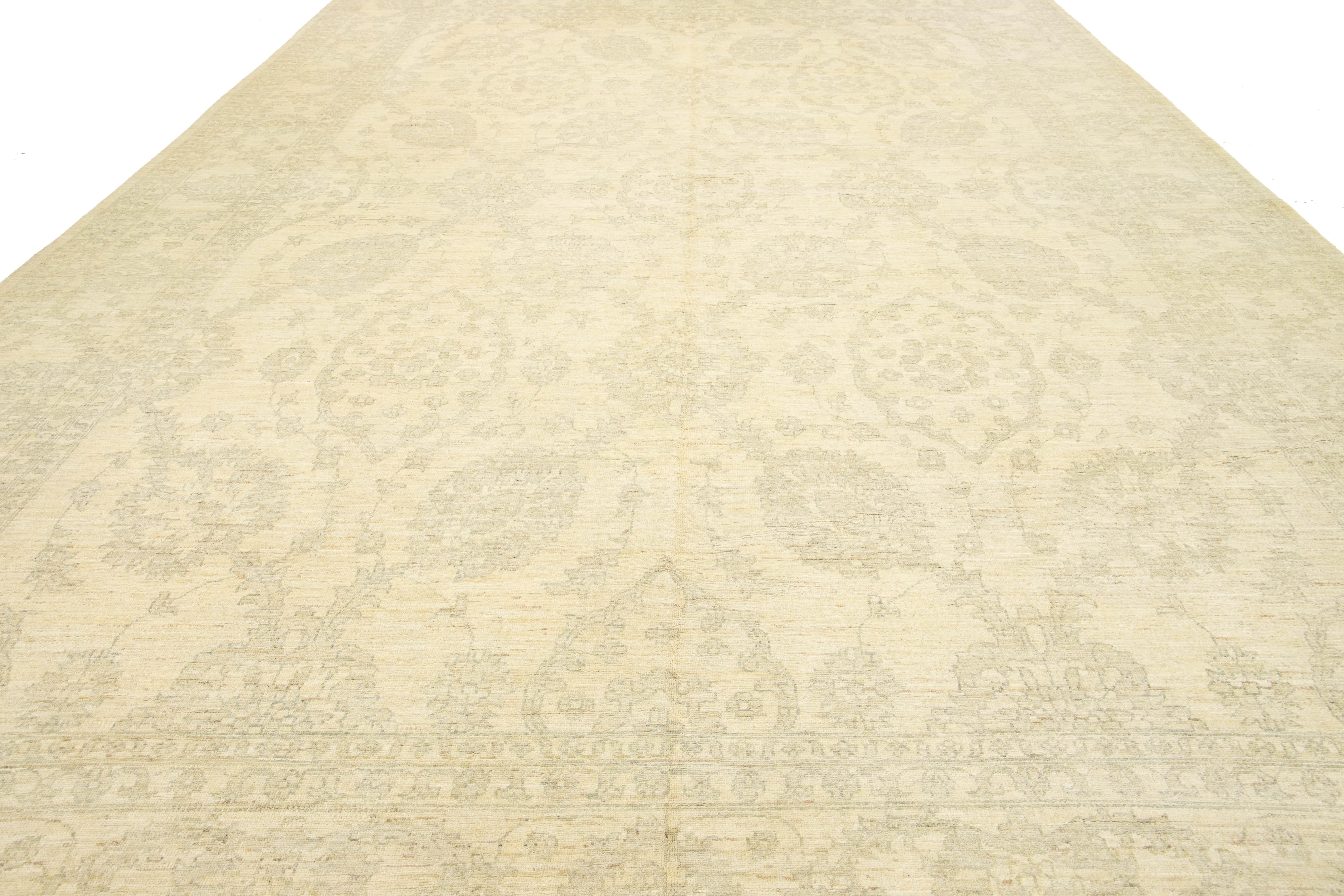 Discover the beauty of craftsmanship with this elegant Modern Indian Peshawar handknotted wool rug featuring a floral design. Expertly crafted by skilled artisans, this rug presents a breathtaking floral pattern that brings a sense of refinement to