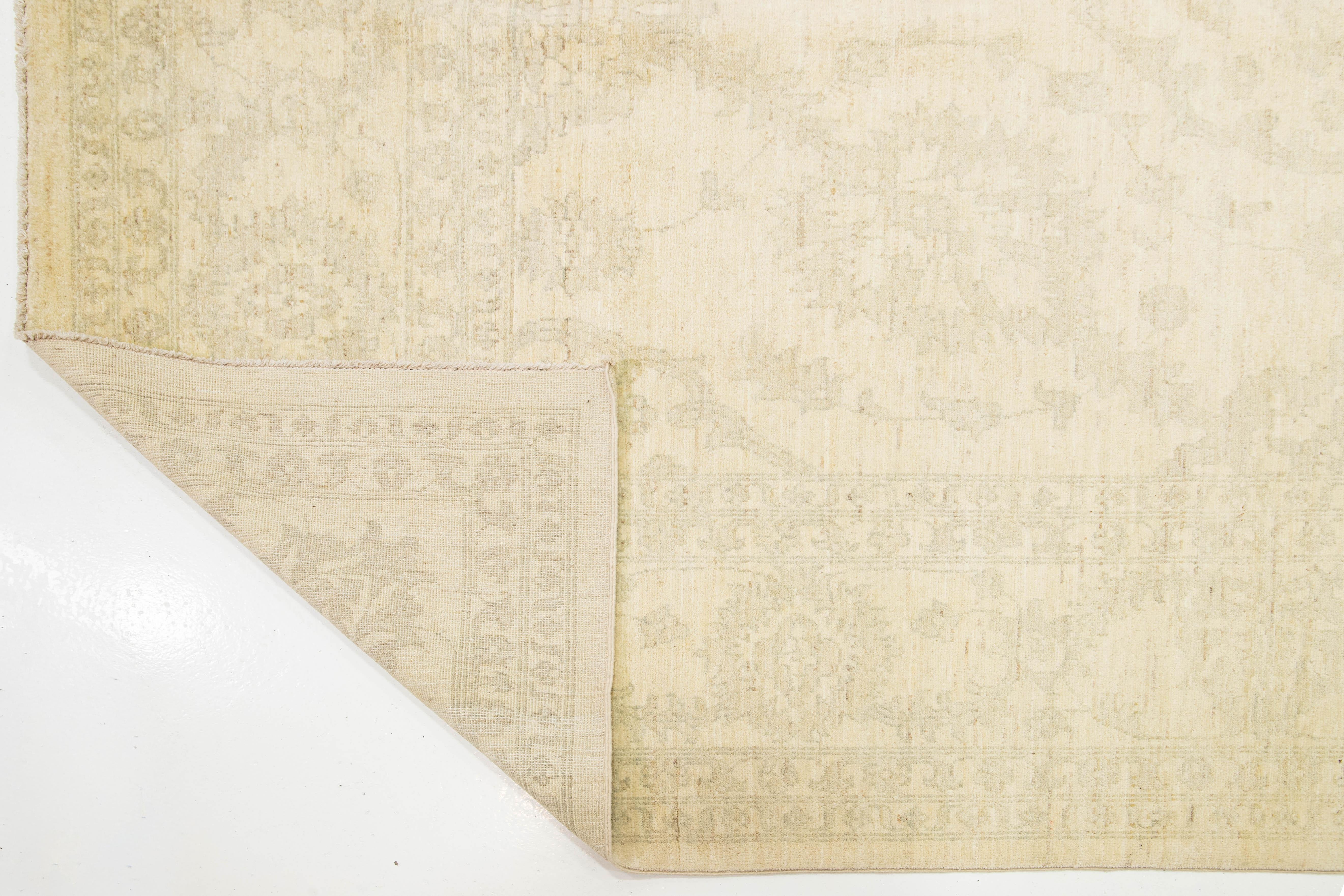 Moderne Tapis indien moderne en laine surdimensionnée de Peshawar, beige, avec motif Allover en vente