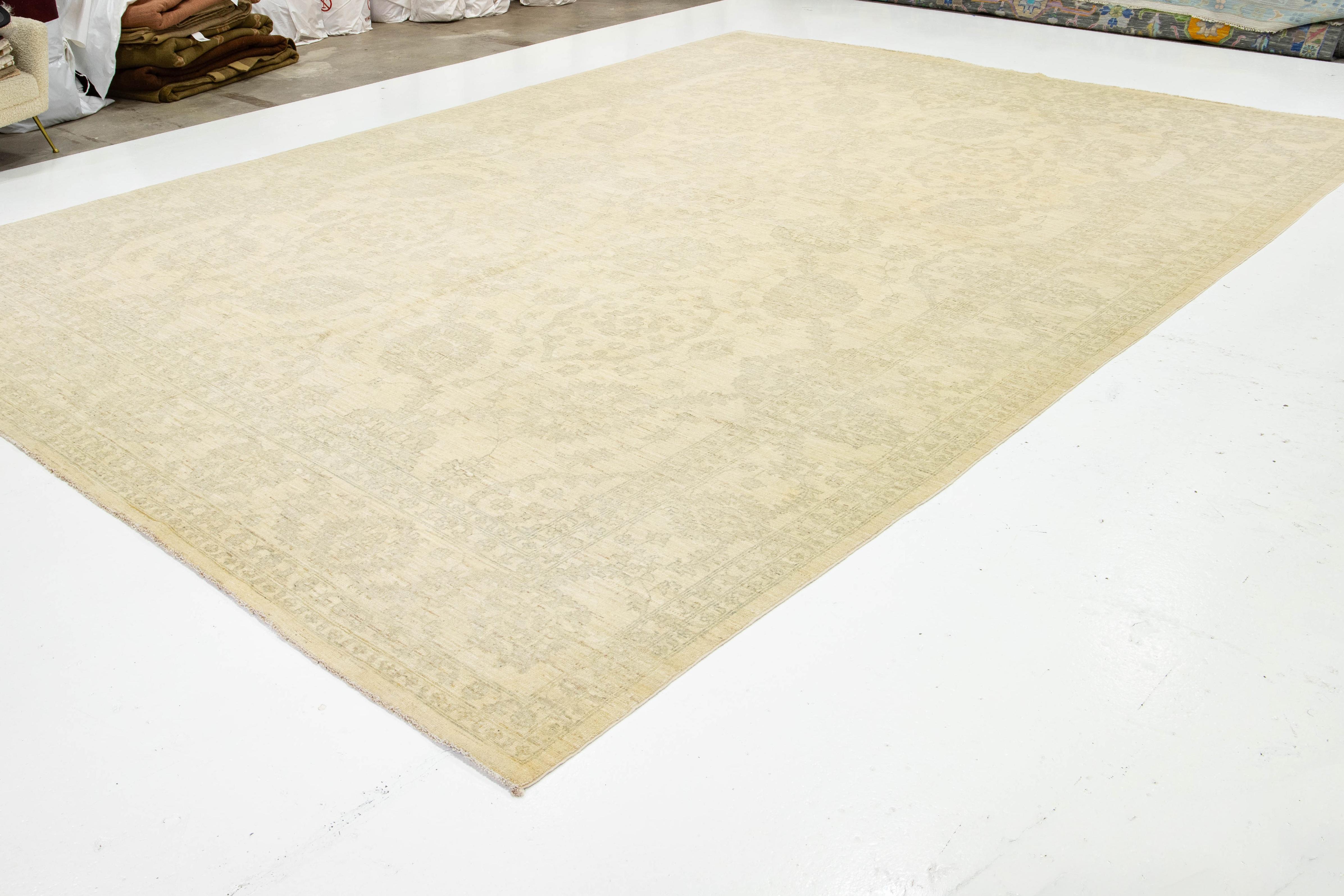 Pakistanais Tapis indien moderne en laine surdimensionnée de Peshawar, beige, avec motif Allover en vente