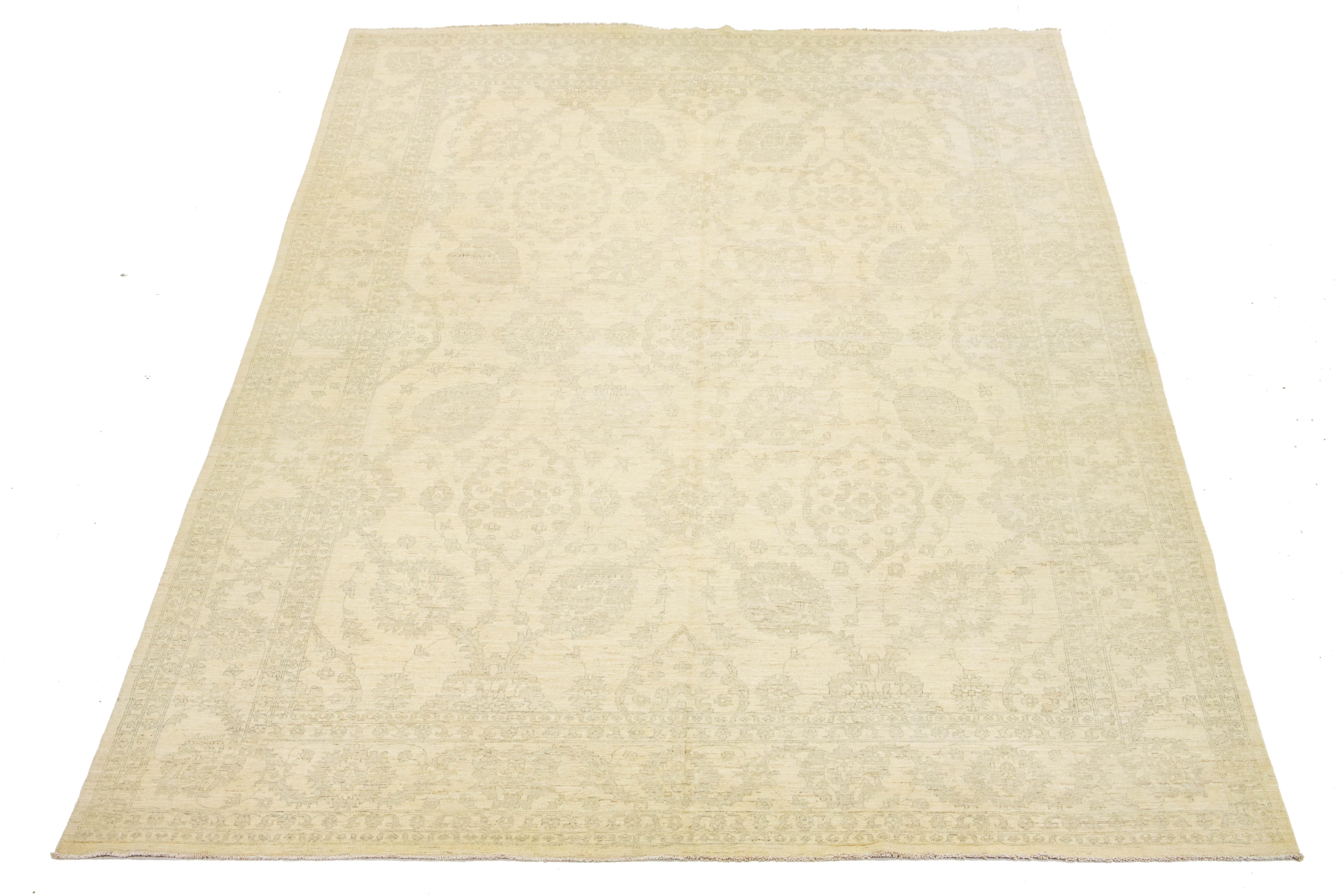 Noué à la main Tapis indien moderne en laine surdimensionnée de Peshawar, beige, avec motif Allover en vente