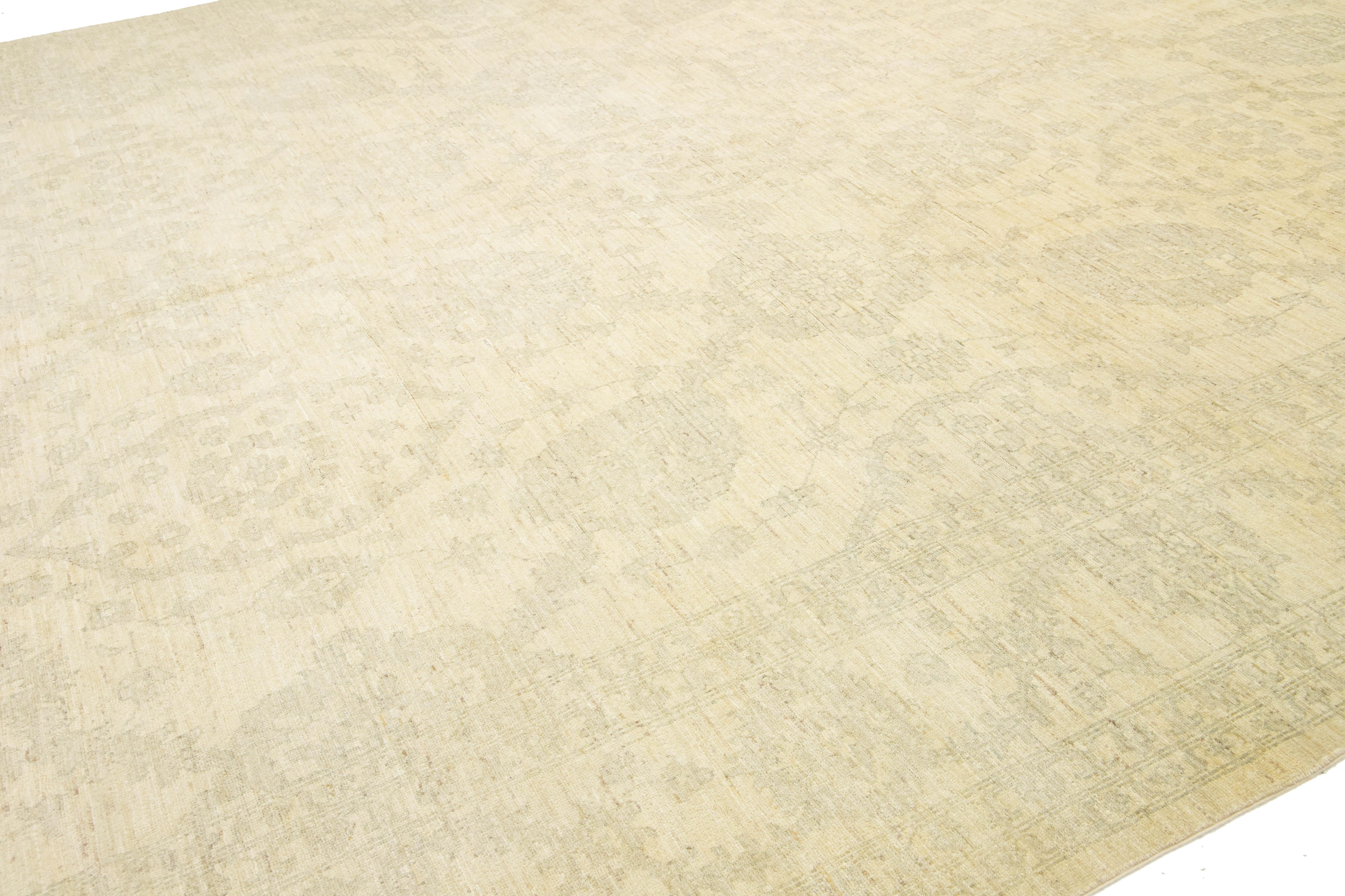 XXIe siècle et contemporain Tapis indien moderne en laine surdimensionnée de Peshawar, beige, avec motif Allover en vente