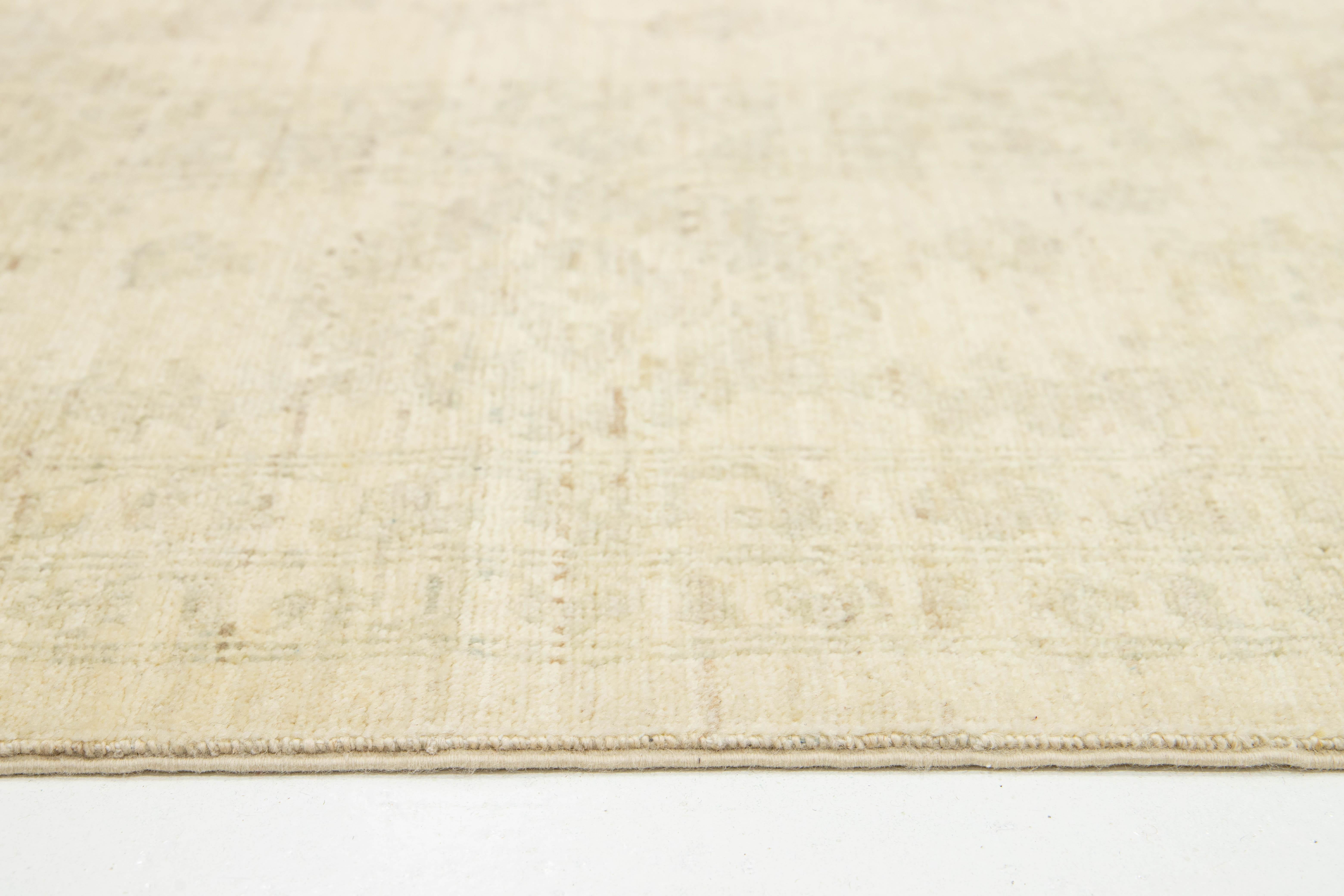 Laine Tapis indien moderne en laine surdimensionnée de Peshawar, beige, avec motif Allover en vente