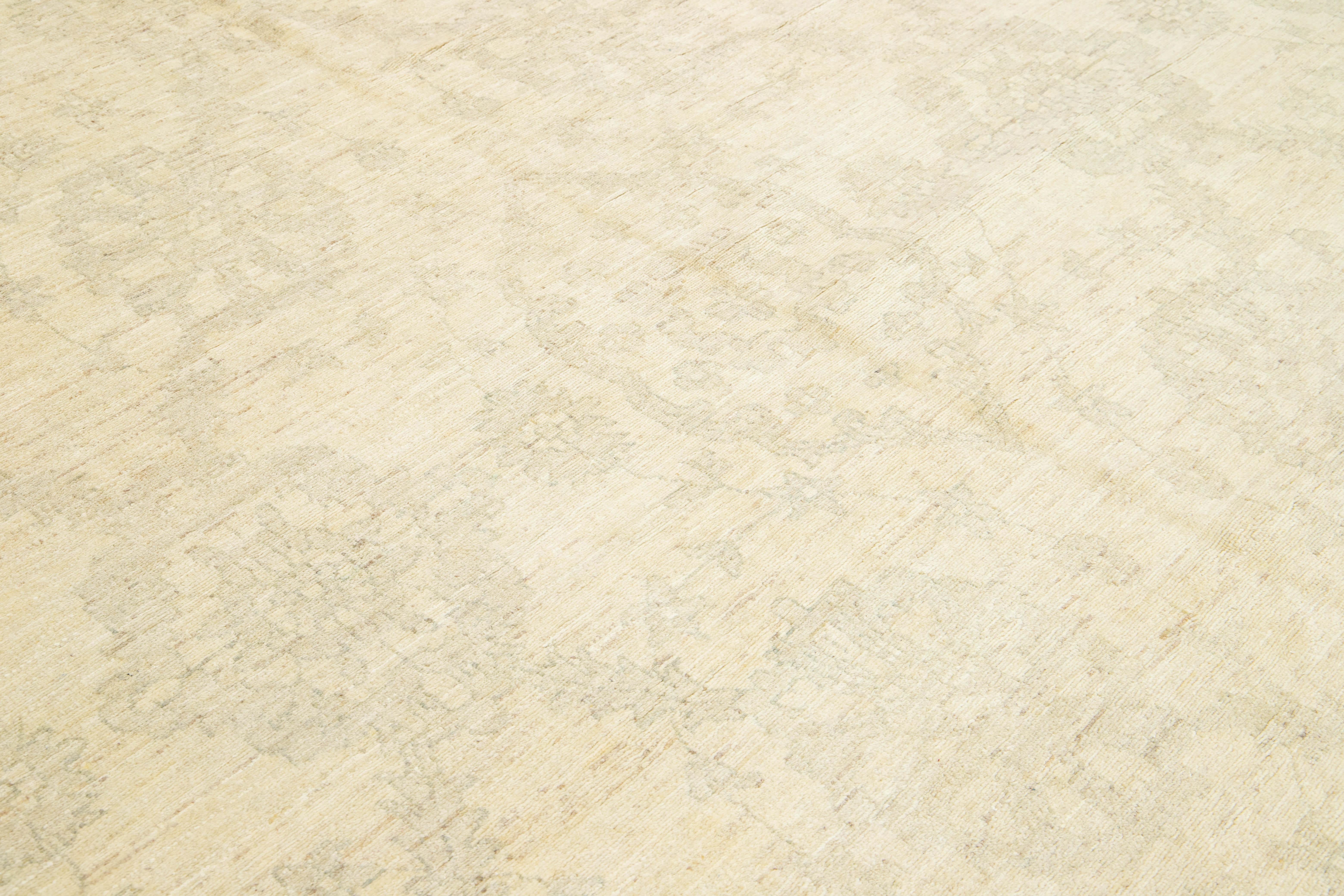 Tapis indien moderne en laine surdimensionnée de Peshawar, beige, avec motif Allover en vente 1